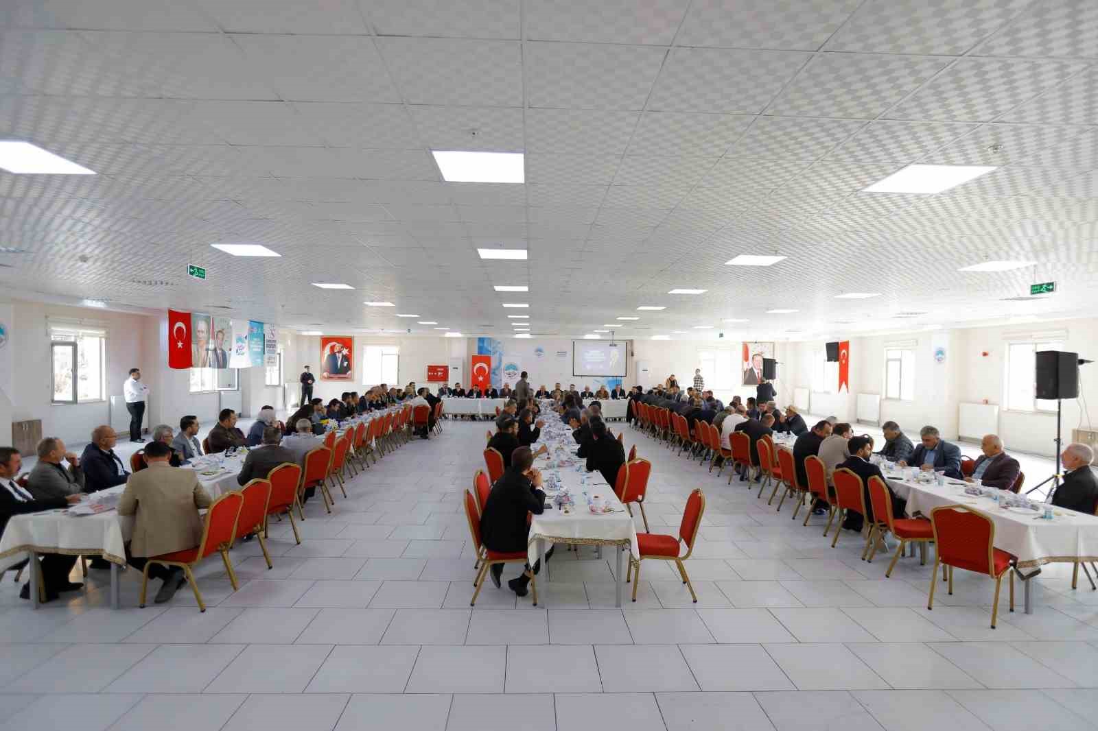 KAYSERİ BÜYÜKŞEHİR BELEDİYE BAŞKANI DR. MEMDUH BÜYÜKKILIÇ, DEVELİ İLÇESİNDE GERÇEKLEŞTİRDİĞİ PROGRAM KAPSAMINDA DEVELİ MUHTARLARIYLA BİR ARAYA GELDİ