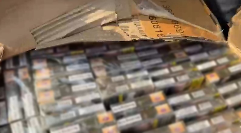 BATMAN'DA POLİS EKİPLERİNİN YAPTIĞI ÇALIŞMADA 18 BİN 910 PAKET KAÇAK SİGARA ELE GEÇİRİLDİ.