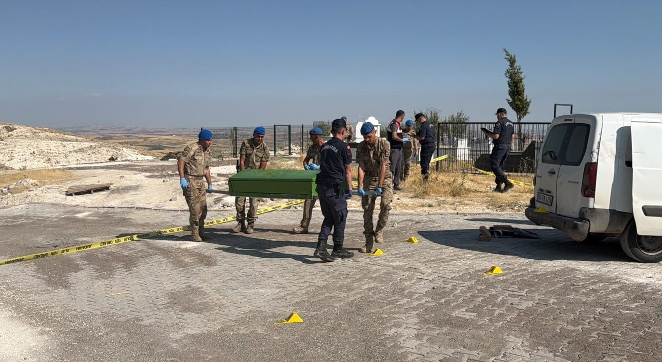 ADIYAMAN’DA, DAĞ BAŞINDA BULUNAN BİR MEZARLIK YANINDA SİLAHLA VURULMUŞ ERKEK CESEDİ BULUNDU.