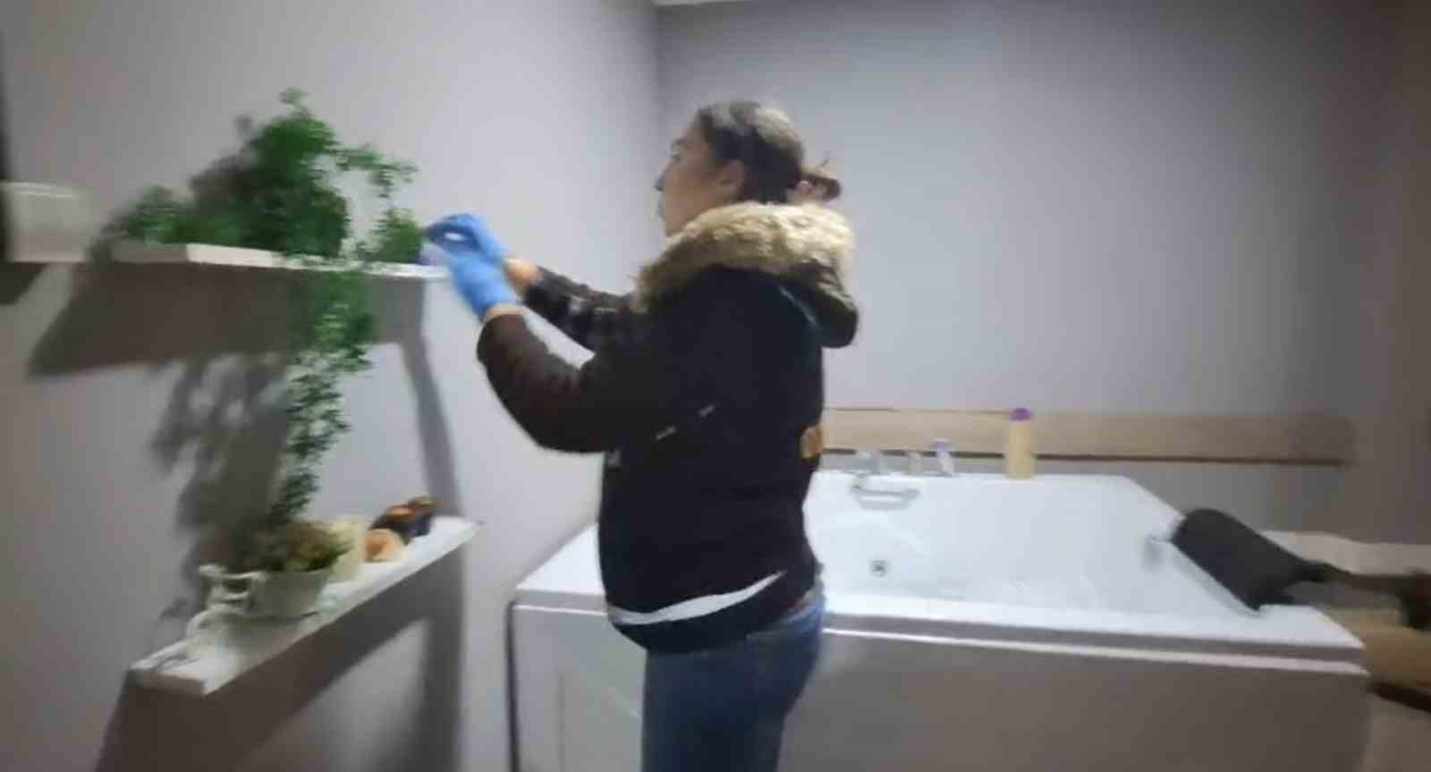 DÜZCE’DE MASAJ SALONLARINDA FUHUŞ YAPILDIĞI YÖNÜNDEKİ İHBARLAR ÜZERİNE YÜRÜTÜLEN SORUŞTURMA KAPSAMINDA 7 ŞÜPHELİ GÖZALTINA ALINDI. ADLİYEYE SEVK EDİLEN ŞÜPHELİLERDEN 5’İ TUTUKLANIRKEN, 1 KİŞİ ADLİ KONTROL ŞARTIYLA SERBEST BIRAKILDI, 1 ŞÜPHELİ İSE SAVCILIK İFADESİNİN ARDINDAN SERBEST KALDI.