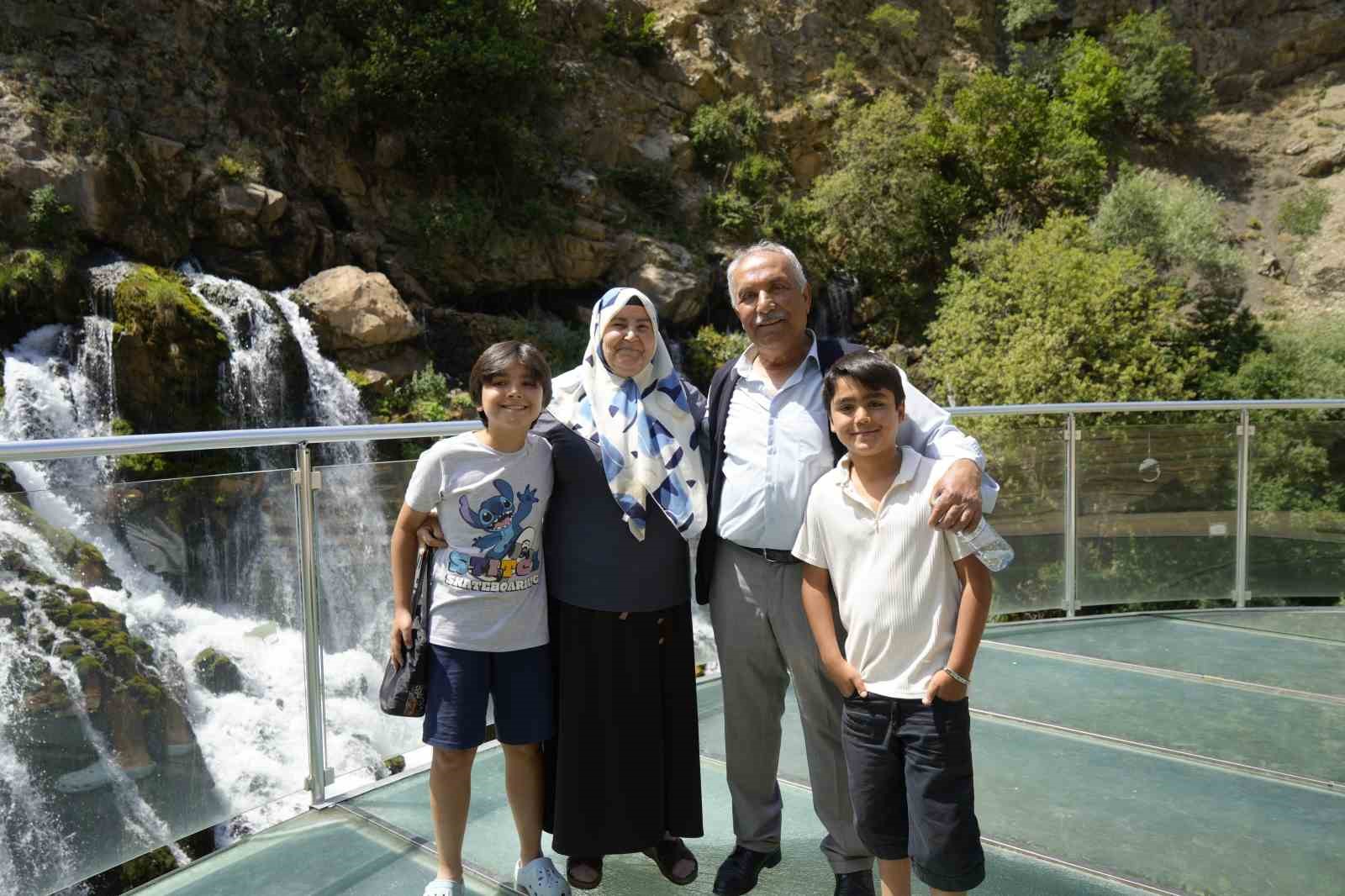 GÜMÜŞHANE’NİN ŞİRAN İLÇESİNDE BULUNAN TOMARA ŞELALESİ, YAZ SICAKLARININ ETKİSİNİ ARTIRDIĞI GÜNLERDE SERİNLEMEK VE DOĞAYLA İÇ İÇE VAKİT GEÇİRMEK İSTEYEN ZİYARETÇİLERİNİ AĞIRLIYOR.