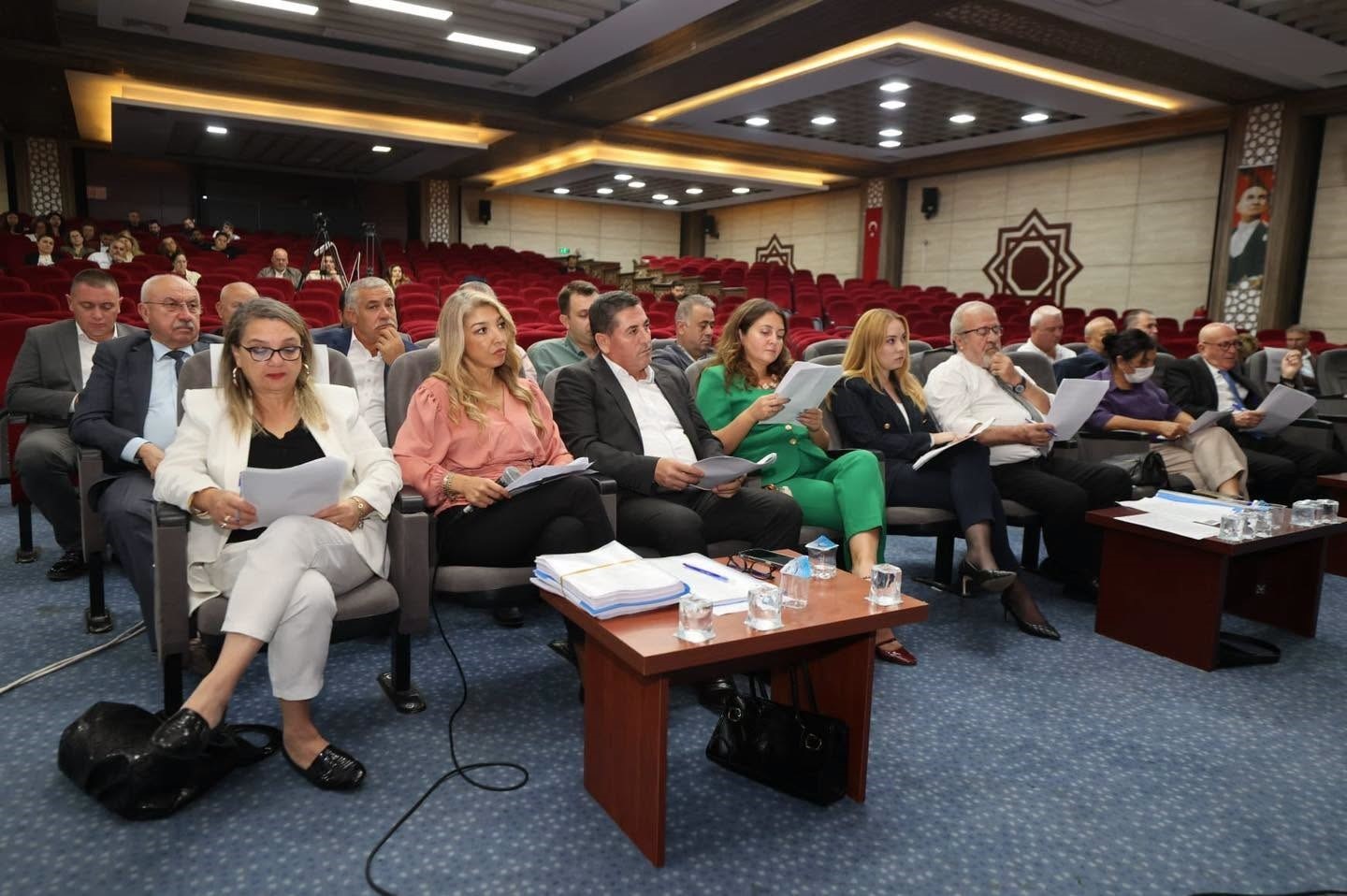 YUNUSEMRE BELEDİYESİ EKİM AYI MECLİS TOPLANTISI’NIN İLK OTURUMU, BELEDİYE BAŞKANI SEMİH BALABAN BAŞKANLIĞINDA GERÇEKLEŞTİRİLDİ. FERDİ ZEYREK MİLLET ÇARŞISI İSMAİL HAKKI TONGUÇ KONFERANS SALONU’NDA DÜZENLENEN TOPLANTIDA GÜNDEMDE YER ALAN 40 MADDE GÖRÜŞÜLDÜ. MECLİSTE, AMATÖR SPOR KULÜPLERİNE NAKDİ YARDIM YÖNETMELİĞİ OY BİRLİĞİYLE KABUL EDİLİRKEN, ZEYTİN ÇALIŞTAYI VE YAŞLI YAŞAM VE BAKIM EVİ KURULMASI TEKLİFLERİ İLGİLİ KOMİSYONLARA GÖNDERİLDİ.