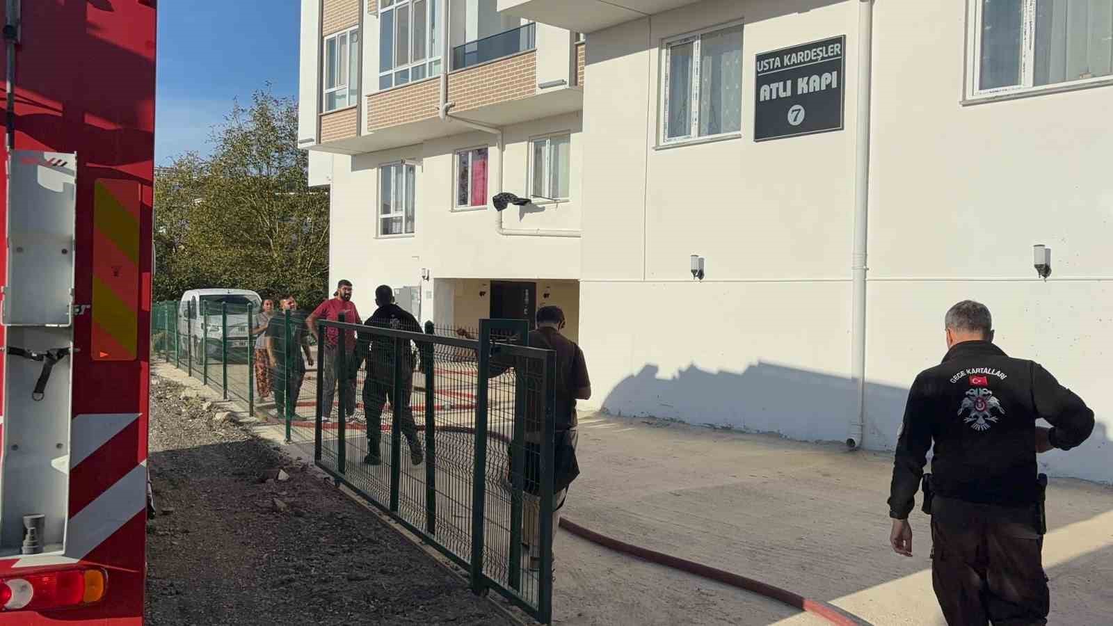DÜZCE’DE 4 KATLI BİNANIN ZEMİN KATINDA ÇIKAN YANGIN İTFAİYE EKİPLERİNİN MÜDAHALESİ İLE SÖNDÜRÜLDÜ.