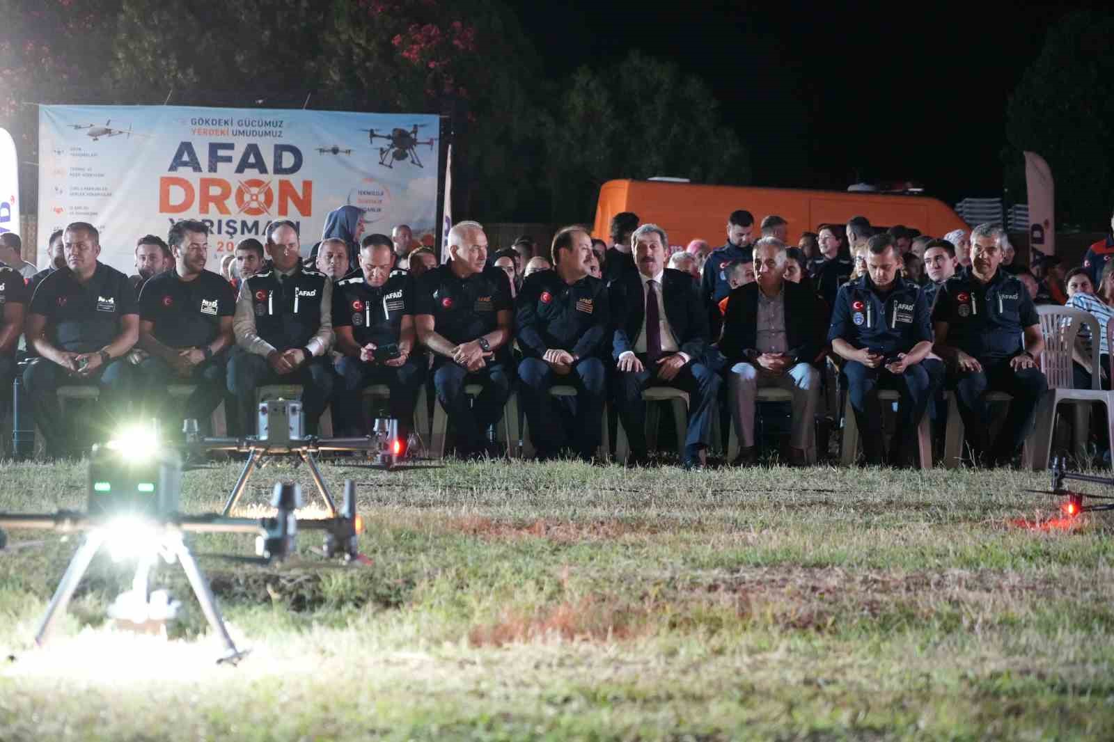 SAMSUN’DA DÜZENLENEN AFAD’IN İHA DESTEKLİ ARAMA-KURTARMA YARIŞMASI ÜÇÜNCÜ GÜNÜ, YAKLAŞIK 50 DRONUN KATILDIĞI HAVA GÖSTERİSİYLE TAMAMLANDI. YARIŞMANIN GENEL PROGRAMI İSE EĞİTİM PROGRAMI VE ÖDÜL TÖRENİYLE SONA ERECEK.