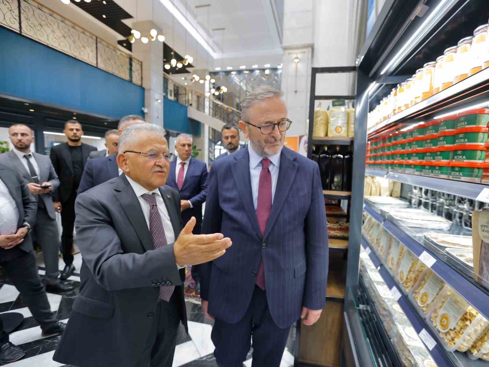 KAYSERİ BÜYÜKŞEHİR BELEDİYE BAŞKANI DR. MEMDUH BÜYÜKKILIÇ, KÜLTÜR VE TURİZM BAKAN YARDIMCISI DR. COŞKUN YILMAZ’I RECEP TAYYİP ERDOĞAN MİLLET BAHÇESİ’NDE AĞIRLADI.