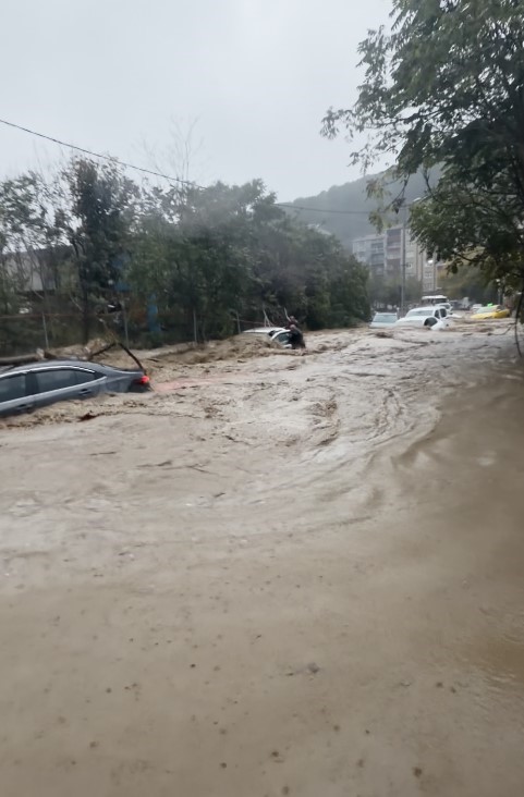 SARIYER AYAZAĞA'DAKİ SEL FELAKETİNDE KAYBOLAN AHMET DERİN'İN SEL SIRASINDA BİR ARACA TUTUNMAYA ÇALIŞTIĞI ANLAR CEP TELEFONU KAMERASINA YANSIDI. HAŞİM CİRİTOĞULLARI'NIN İSE SEYRANTEPE'DEKİ İŞ YERİNDEN ÇIKIŞ ANLARINA AİT GÜVENLİK KAMERASI GÖRÜNTÜLERİ ORTAYA ÇIKTI.