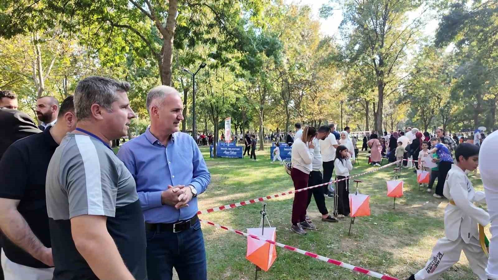 İNEGÖL BELEDİYESİ TARAFINDAN DÜZENLENEN 2. SPOR ŞENLİĞİ, YÜZLERCE ÇOCUK VE AİLELERİNİN KATILIMIYLA GERÇEKLEŞTİRİLDİ. GÜN BOYUNCA 17 FARKLI SPOR BRANŞINI DENEYİMLEME FIRSATI BULAN ÇOCUKLAR HEM EĞLENDİ HEM DE YETENEKLERİNİ KEŞFETME İMKÂNI BULDU. İNEGÖL BELEDİYE BAŞKANI ALPER TABAN DA ŞENLİK ALANINI ZİYARET EDEREK ÇOCUKLARIN HEYECANINA ORTAK OLDU.