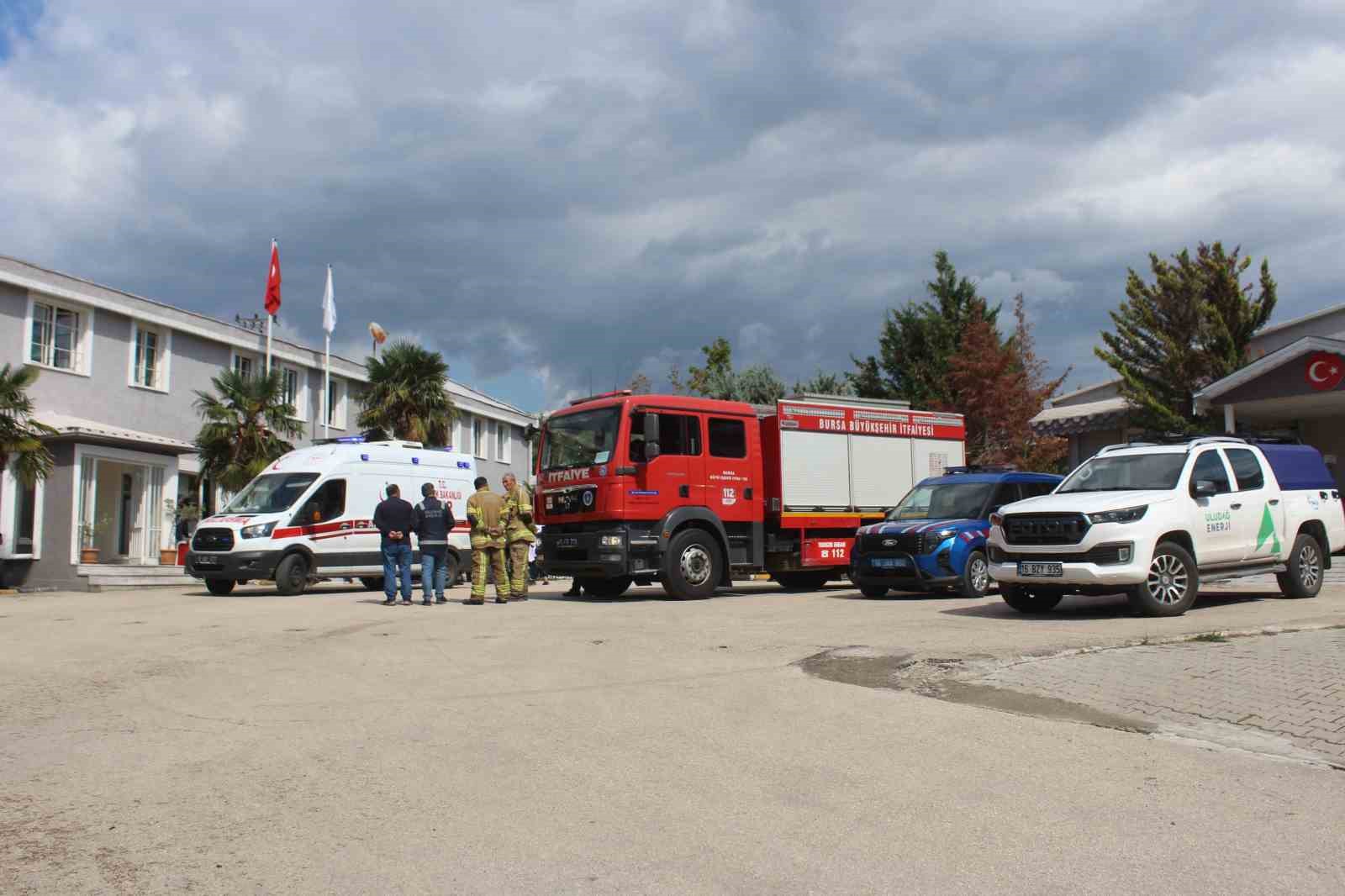 GEMLİK AÇIK CEZA İNFAZ KURUMU, OLASI AFET VE ACİL DURUMLARA KARŞI KURUMUN HAZIRLIK SEVİYESİNİ ÖLÇMEK, CAN VE MAL GÜVENLİĞİNİ SAĞLAMAK VE DIŞ KURUMLARLA KOORDİNASYONU GÜÇLENDİRMEK AMACIYLA GENİŞ ÇAPLI BİR "OLAĞANÜSTÜ HAL TATBİKATI"NA SAHNE OLDU.