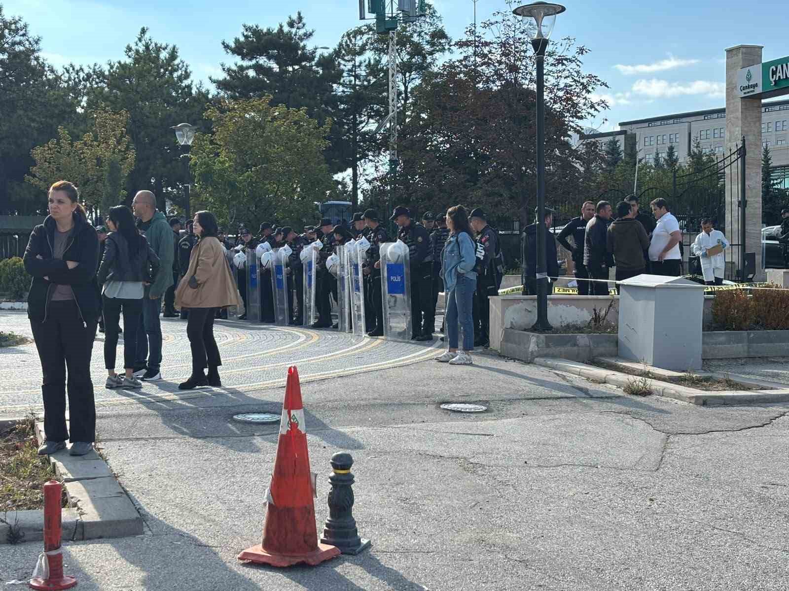ANKARA'DA ANAYASA MAHKEMESİ ÖNÜNDE SEYYANEN ZAM TALEBİYLE EYLEM YAPAN EMEKLİKLERİN, AÇIKLAMA YAPMAYA HAZIRLANDIĞI SIRADA İNTİHAR GİRİŞİMİNDE BULUNAN EMEKLİ POLİS AĞIR YARALANDI.