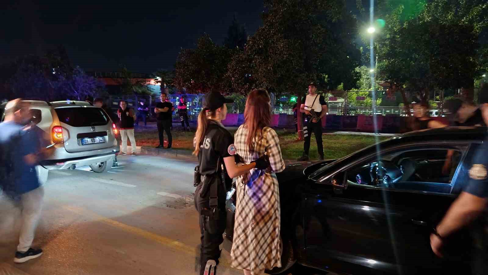 ADANA’DA POLİS EKİPLERİNCE GERÇEKLEŞTİRİLEN HUZUR VE GÜVEN UYGULAMASINDA ÇEŞİTLİ SUÇLARDAN ARANAN 66 ŞAHIS YAKALANIRKEN, 2 BİN 241 ECSTASY HAP ELE GEÇİRİLDİ. TRAFİK DENETİMLERİNDE İSE 45 ARACA TOPLAM 1 MİLYON 245 BİN 144 TL PARA CEZASI UYGULANDI.