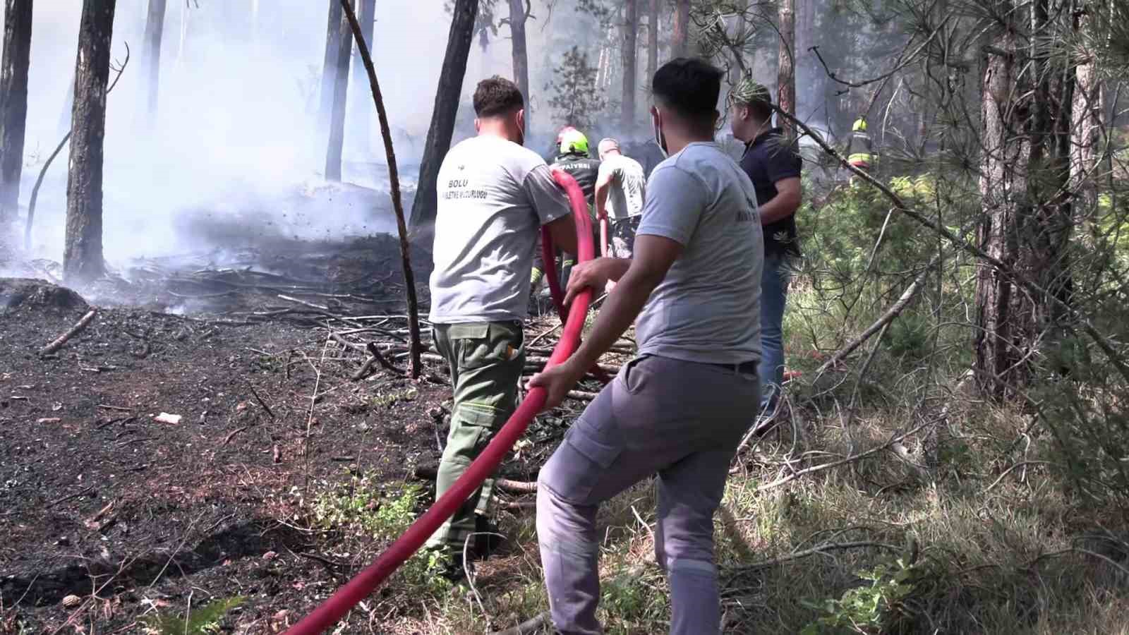BOLU’NUN KIZILAĞIL KÖYÜ MEVKİSİNDE ÇIKAN ORMAN YANGINI, EKİPLERİN YOĞUN MÜDAHALESİYLE KONTROL ALTINA ALINDI. BÖLGEDE SOĞUTMA ÇALIŞMALARI SÜRÜYOR.