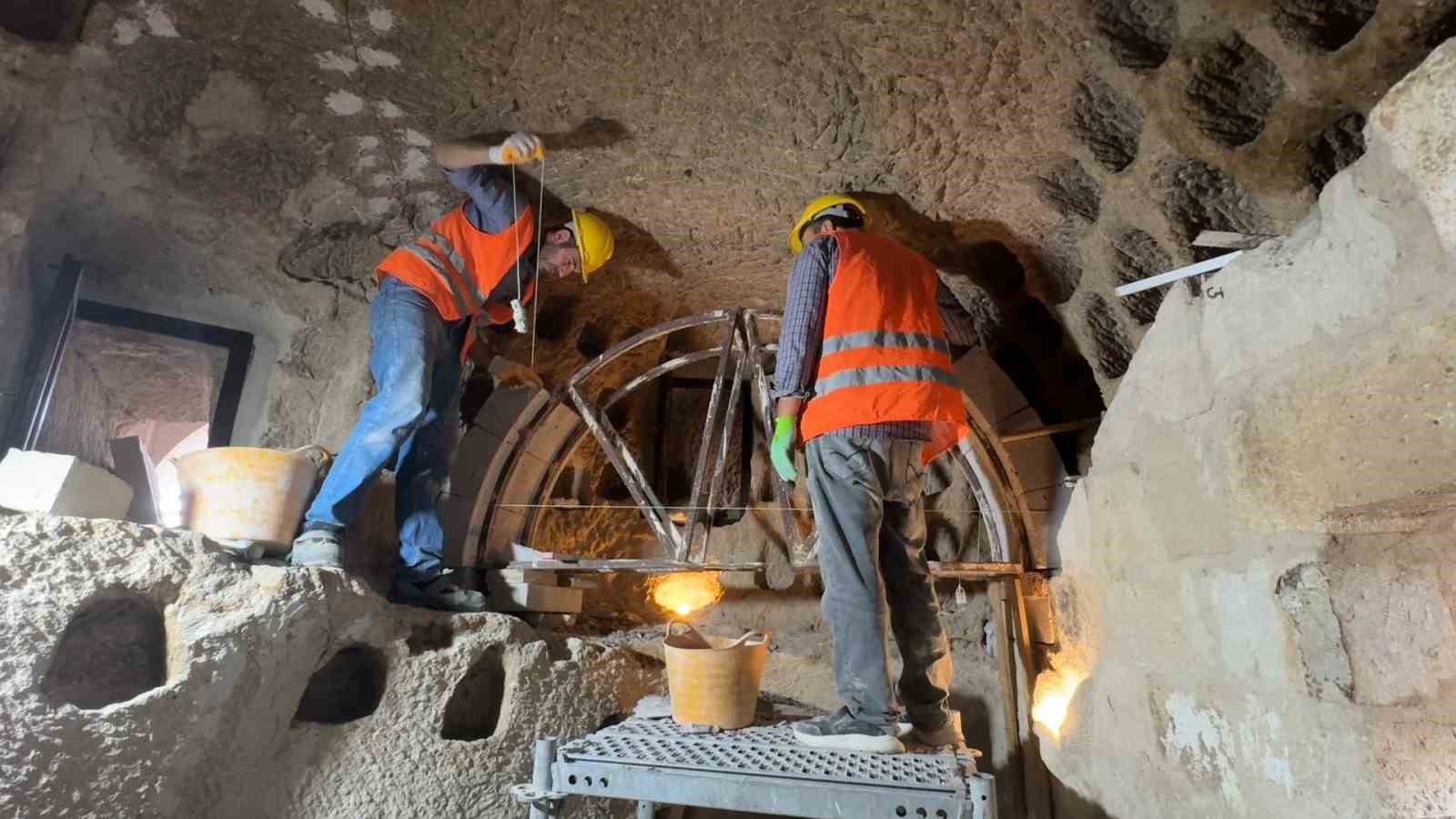KAPADOKYA’DA DOĞAL OLUŞUMLARIN KORUNMASINA YÖNELİK ÇALIŞMALAR SÜRERKEN, DAHA ÖNCE MÜDAHALE EDİLEN 2 PERİ BACASININ ARDINDAN SON DÖNEMDE 5 PERİ BACASINDA DAHA KORUMA ÇALIŞMASI GERÇEKLEŞTİRİLDİ. BÖYLECE DEFORMASYON VE RİSK NEDENİYLE MÜDAHALE EDİLEN PERİ BACALARININ SAYISI 7’YE ULAŞTI.