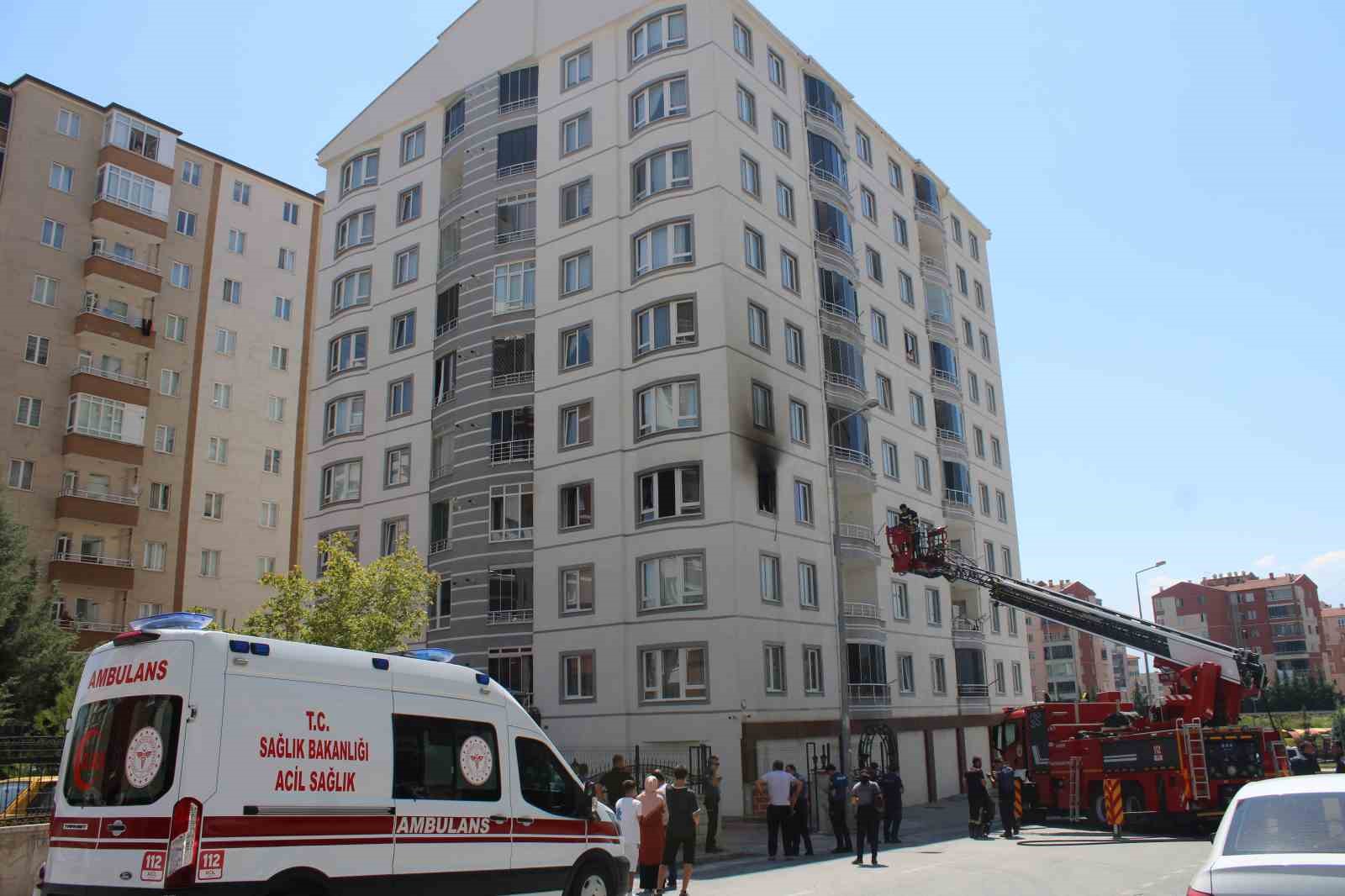 KAYSERİ'NİN KOCASİNAN İLÇESİNDE 9 KATLI BİNANIN 3. KATINDA ÇIKAN YANGIN İTFAİYE EKİPLERİ TARAFINDAN SÖNDÜRÜLDÜ.