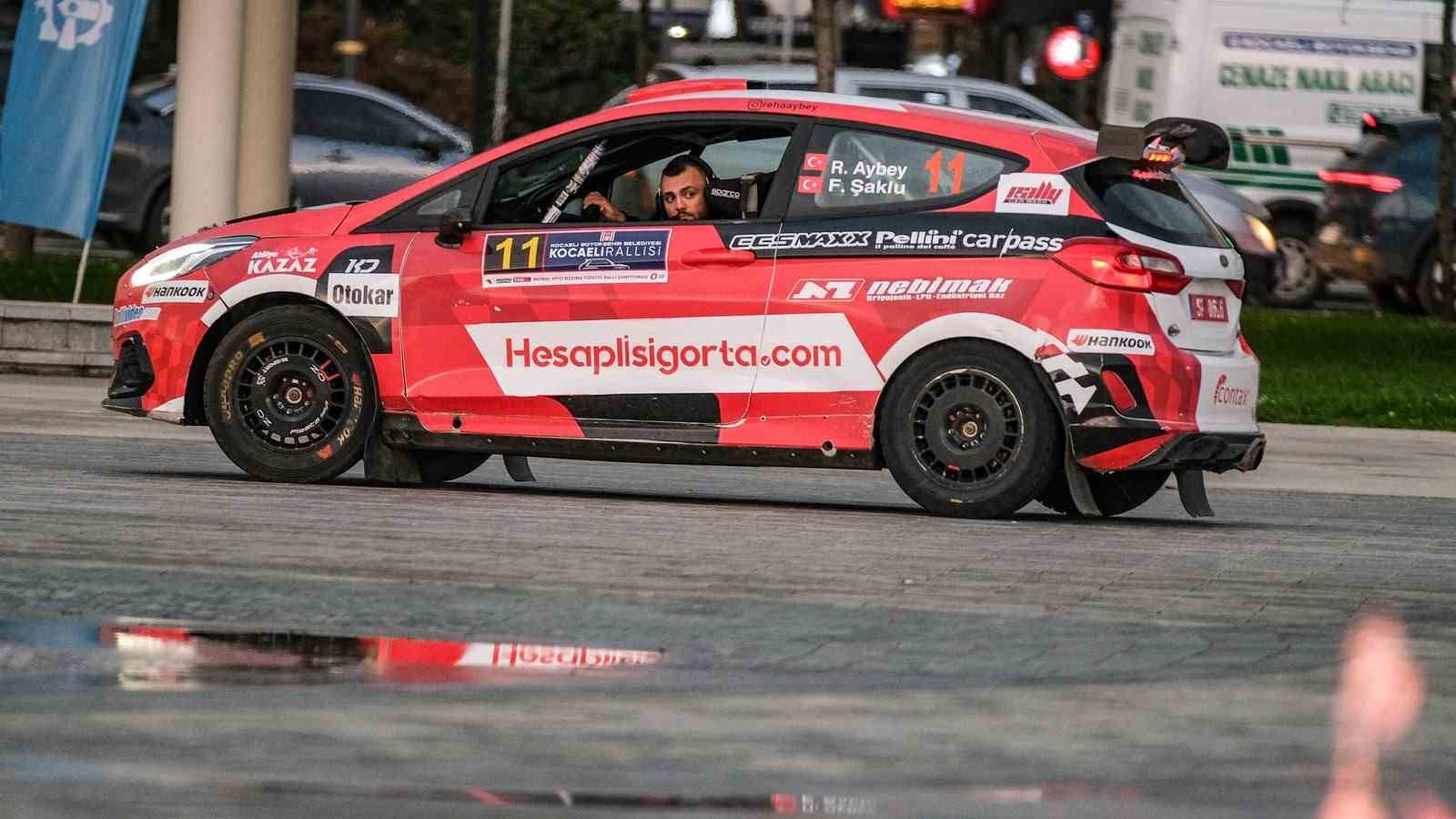 TÜRKİYE RALLİ ŞAMPİYONASI’NIN 6. AYAĞI OLAN 43. KOCAELİ RALLİSİ’NİN STARTI DÜN İZMİT MİLLİ İRADE MEYDANI’NDA  VERİLDİ. 80 SPORCUNUN MÜCADELE ETTİĞİ ORGANİZASYONDA PİLOTLAR, İZMİT, KANDIRA VE DERİNCE SINIRLARINDAKİ 9 ÖZEL ETAPTA TOPLAM 111 KİLOMETRELİK PARKURU TAMAMLAMAK İÇİN YARIŞIYOR.