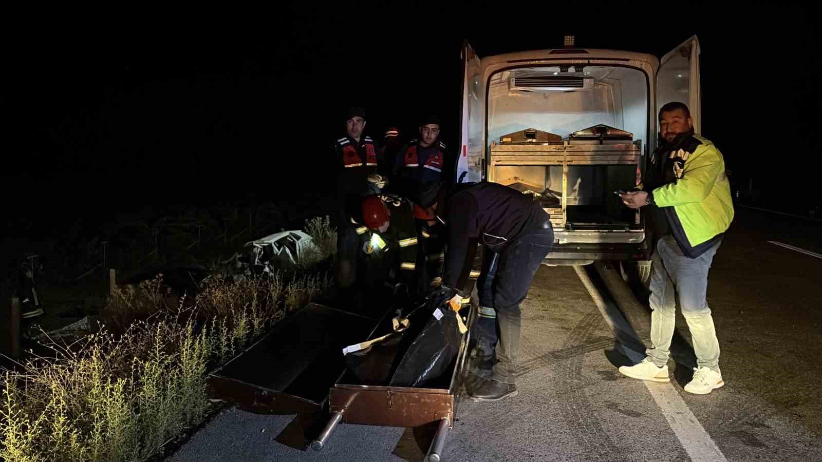 ÇORUM'DA OTOMOBİL İLE CİPİN ÇARPIŞMASI NETİCESİNDE MEYDANA GELEN KAZADA 1'İ ÇOCUK 4 KİŞİ HAYATINI KAYBEDERKEN, 1 KİŞİ DE AĞIR YARALANDI. KAZADA ÖLEN İKİ KİŞİNİN İSE DÜN NİŞANLANAN ÇİFT OLDUĞU ÖĞRENİLDİ.