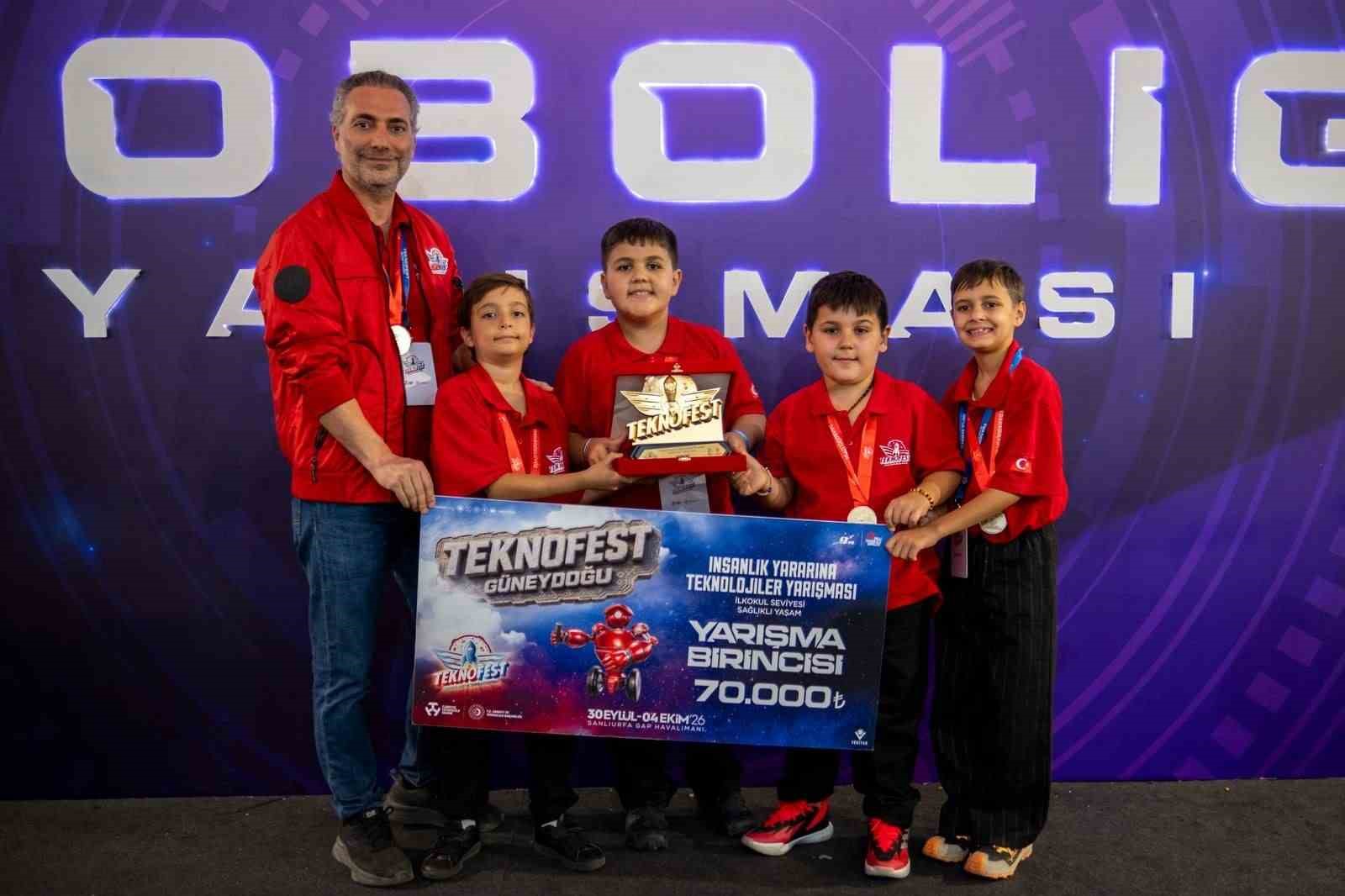 NALAN-MUSTAFA KAYNAK BİLİM VE SANAT MERKEZİ ÖĞRENCİLERİ, TEKNOFEST 2026’DA İKİ TÜRKİYE BİRİNCİLİĞİ, BİR TÜRKİYE ÜÇÜNCÜLÜĞÜ VE BİR TÜRKİYE BEŞİNCİLİĞİ ELDE ETTİ. UZAYDAN ROBOTİK TEKNOLOJİLERE, SAĞLIKLI YAŞAMDAN ÇEVRESEL FARKINDALIĞA UZANAN PROJELERLE YARIŞAN ÖĞRENCİLER, DENİZLİ’NİN BİLİM VE TEKNOLOJİ ALANINDAKİ BAŞARISINI BİR KEZ DAHA ORTAYA KOYDU.