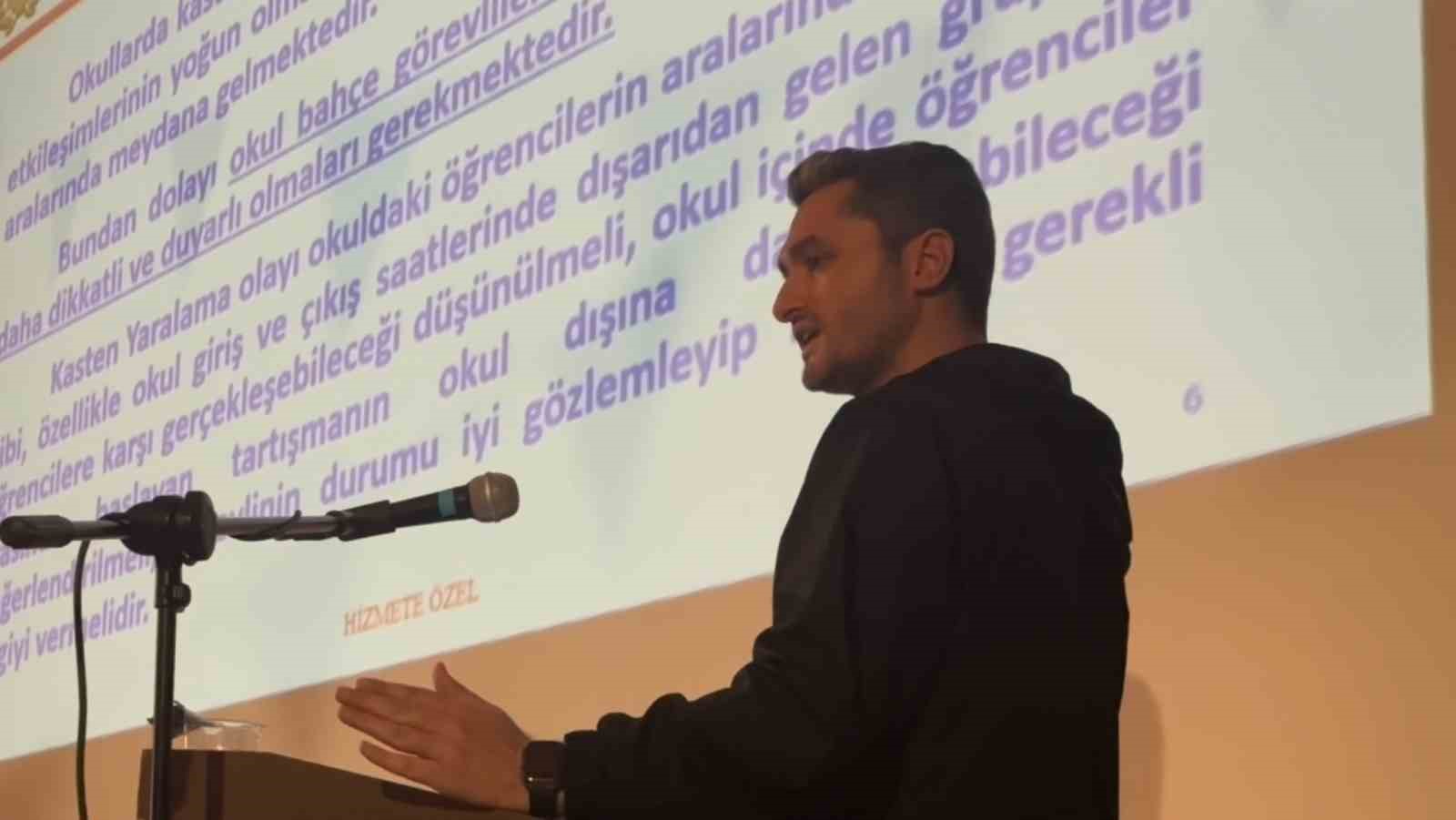 MURATLI İLÇE EMNİYET MÜDÜRLÜĞÜ EKİPLERİ TARAFINDAN VERİLEN EĞİTİMDE OKUL ÇEVRELERİNİN GÜVENLİĞİ, RİSKLİ VE OLUMSUZ DURUMLARLA KARŞILAŞILDIĞINDA İZLENECEK ADIMLAR VE YETKİ SINIRLARI DETAYLI BİR ŞEKİLDE ELE ALINDI.