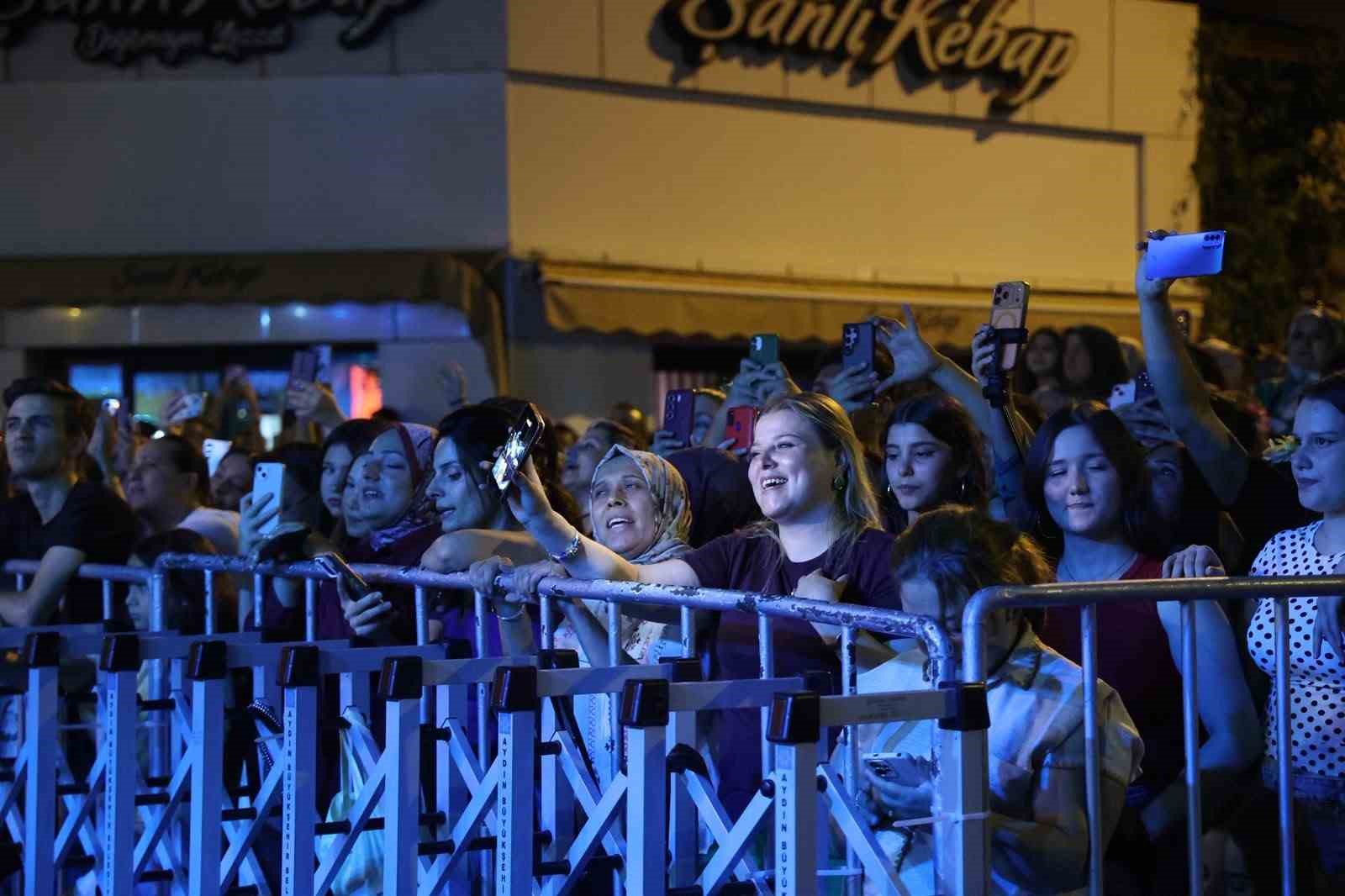 AYDIN BÜYÜKŞEHİR BELEDİYESİ’NİN ‘YAZ KONSERLERİ’ KAPSAMINDA NAZİLLİ’DE SAHNE ALAN SEVİLEN SANATÇI BİLAL SONSES, İSTASYON MEYDANI’NI DOLDURAN VATANDAŞLARA UNUTULMAZ BİR MÜZİK AKŞAMI YAŞATTI.