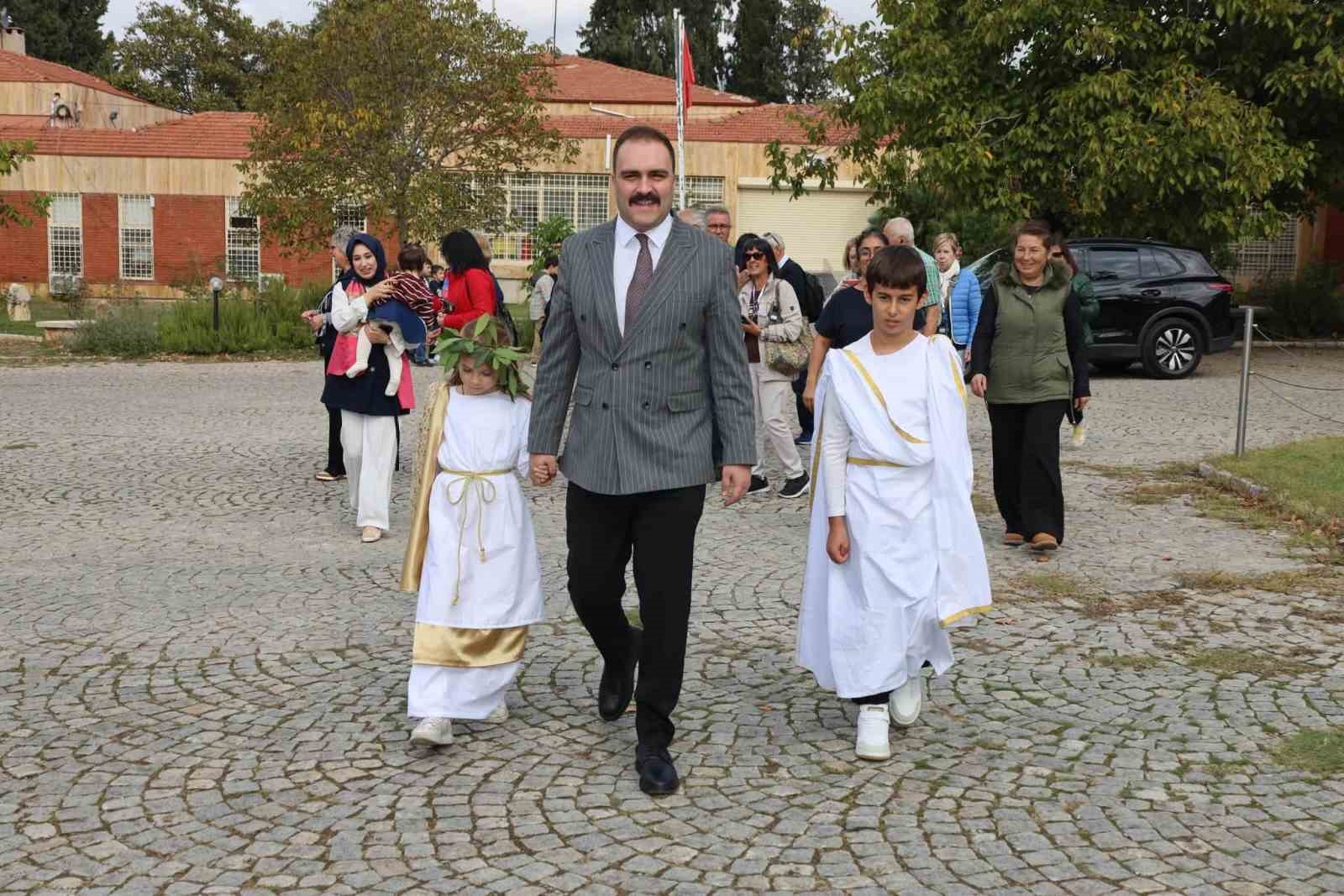 AYDIN'IN KARACASU İLÇESİNDEKİ AFRODİSİAS ANTİK KENTİ'NDE HAYATA GEÇİRİLEN ÇOCUK ATÖLYESİNDE MİNİKLER, ARKEOLOJİK KAZI ÇALIŞMALARINDAN SİKKE BASIMINA, MASKE YAPIMINDAN SANAT ETKİNLİKLERİNE KADAR BİRÇOK UYGULAMAYLA TARİHİ VE KÜLTÜREL MİRASI YAKINDAN TANIMA FIRSATI BULDU.