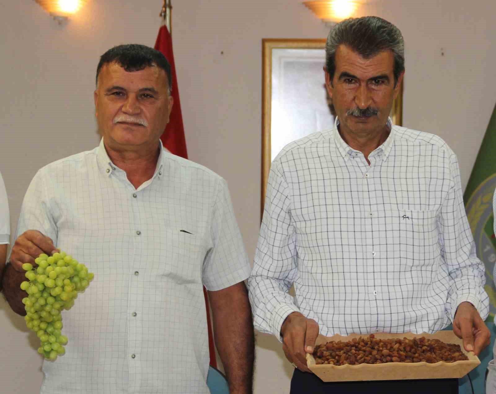 BASIN AÇIKLAMASINA ŞEHZADELER ZİRAAT ODASI BAŞKANI HÜSEYİN ALTINDAĞ’IN (SAĞDAKİ) YANI SIRA TURGUTLU ZİRAAT ODASI BAŞKANI ABDULLAH ŞENOL (SOLDAKİ) DA KATILDI.