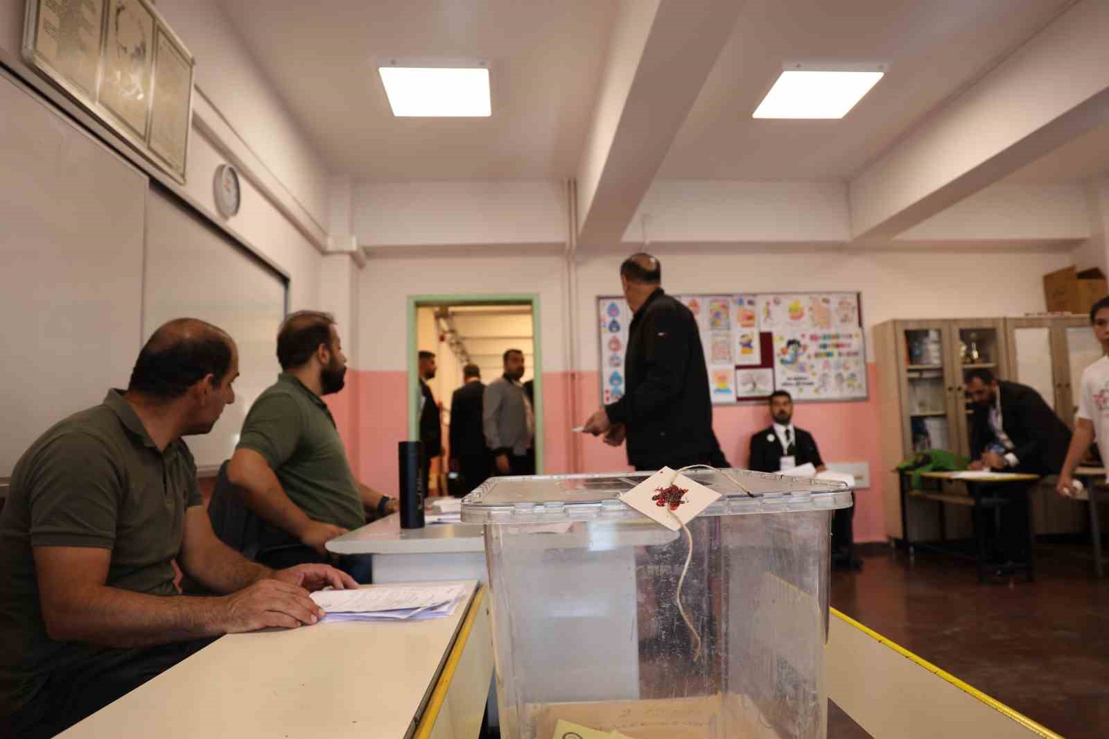 ELAZIĞ İŞ DÜNYASININ YENİ DÖNEM YÖNETİM KADROSUNU BELİRLEYECEK ORGAN SEÇİMLERİNDE, MESLEK KOMİTESİ VE MECLİS ÜYELİĞİ İÇİN OY VERME İŞLEMİ GERÇEKLEŞTİRİLİYOR