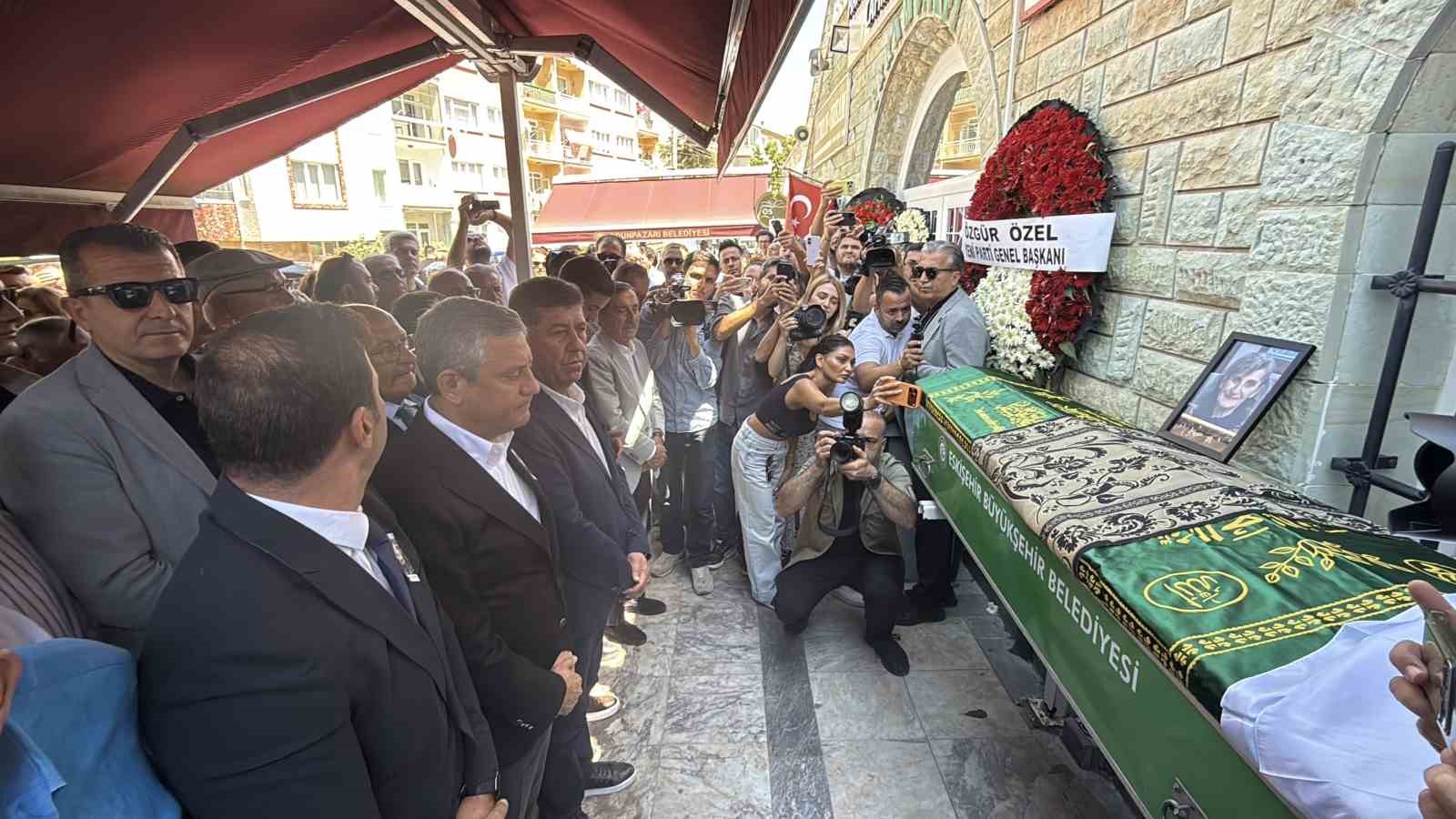 ESKİ ESKİŞEHİR BÜYÜKŞEHİR BELEDİYE BAŞKANI YILMAZ BÜYÜKERŞEN'İN 78 YAŞINDA HAYATINI KAYBEDEN KARDEŞİ GÜZİN BÜYÜKERŞEN, KILINAN CENAZE NAMAZININ ARDINDAN ASRİ MEZARLIK'TA TOPRAĞA VERİLDİ.
