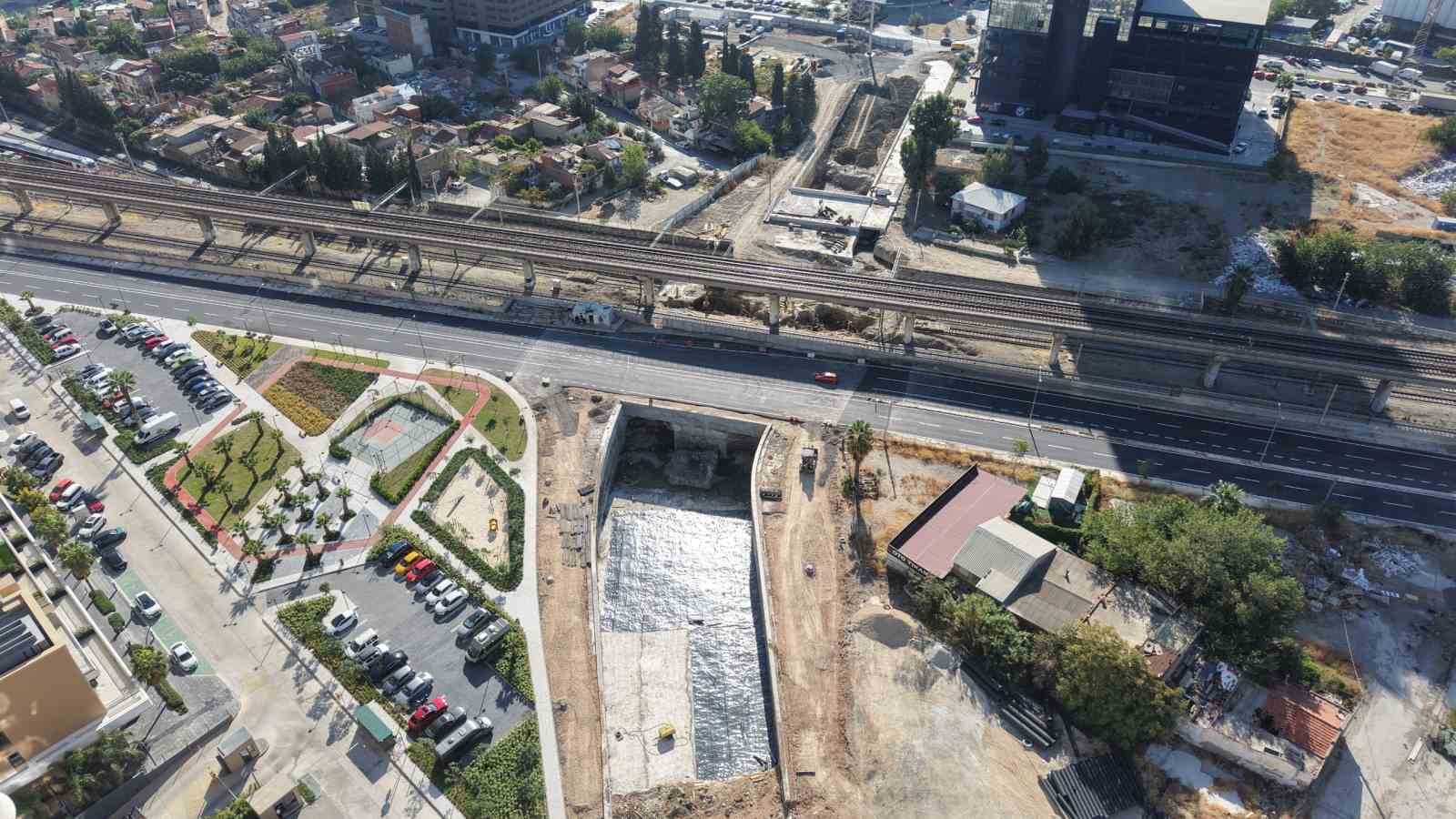İZMİR BÜYÜKŞEHİR BELEDİYESİ’NİN, BEŞ AYRI DEMİRYOLU HATTI İLE METRO HATTININ ALTINDAN GEÇEREK HALKAPINAR TRAFİĞİNE NEFES ALDIRACAK MÜRSELPAŞA KARAYOLU ALT GEÇİDİ PROJESİ, ZORLU KOŞULLARA RAĞMEN ADIM ADIM İLERLİYOR.