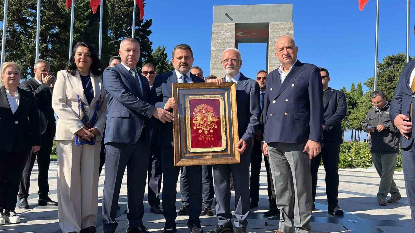 TARİHİ ALAN BAŞKANI İSMAİL KAŞDEMİR, AK PARTİ GENEL BAŞKANVEKİLİ MUSTAFA ELİTAŞ'A, 57'NCİ PİYADE ALAYI SANCAĞI HEDİYE ETTİ.