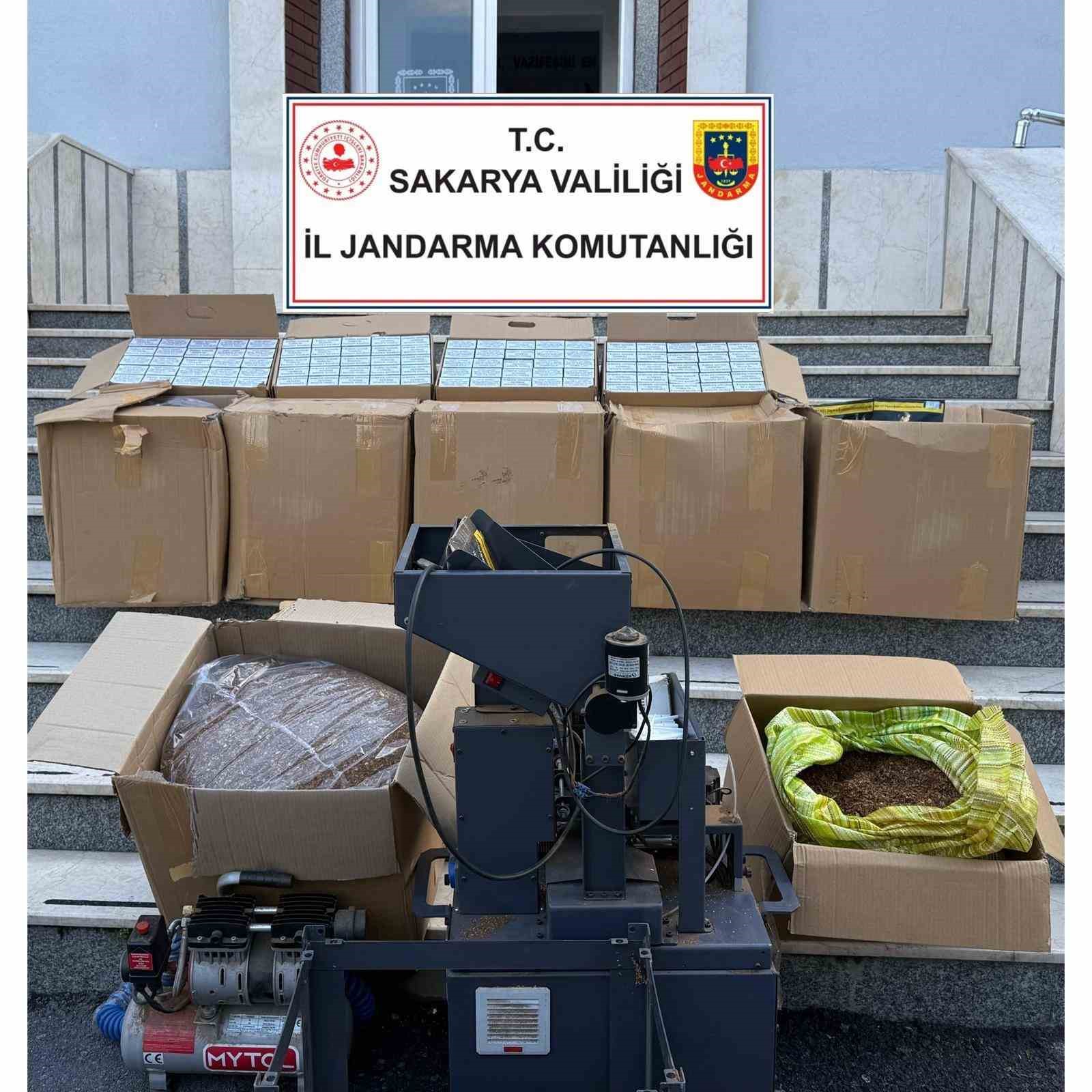 SAKARYA'NIN SERDİVAN İLÇESİNDE JANDARMA EKİPLERİNCE KAÇAKÇILIK SUÇLARIYLA MÜCADELE KAPSAMINDA DÜZENLENEN OPERASYONDA BİN 140 KİLOGRAM KAÇAK TÜTÜN İLE YÜZ BİNLERCE MAKARON ELE GEÇİRİLDİ.