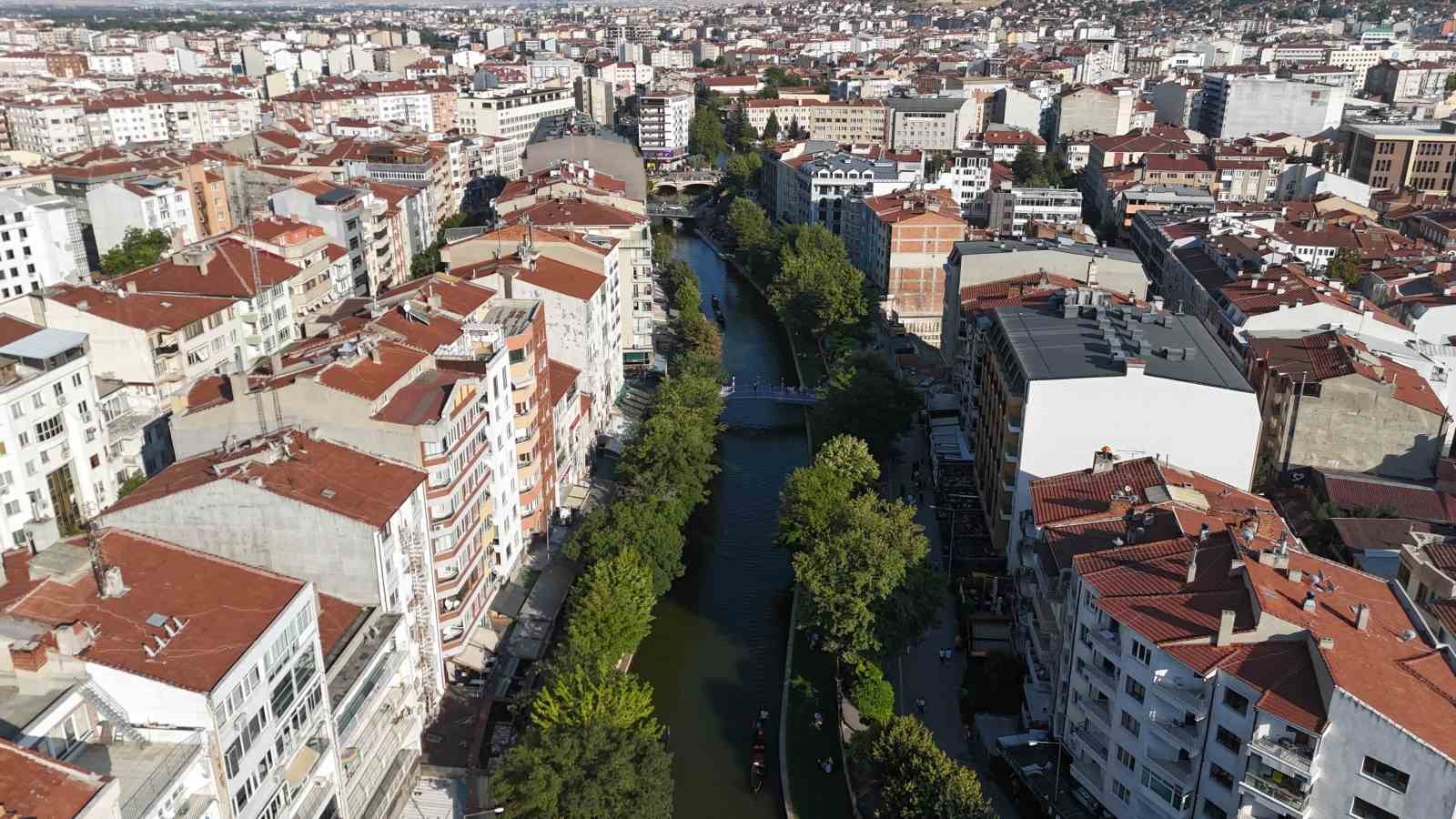 ESKİŞEHİR OSMANGAZİ ÜNİVERSİTESİ (ESOGÜ) GENEL JEOLOJİ ANABİLİM DALI ÖĞRETİM ÜYESİ PROF. DR. ERHAN ALTUNEL, ESKİŞEHİR'DE DEPREM TEHLİKESİ OLDUĞUNU, BUNUN GÖZ ARDI EDİLMEZ BİR GERÇEK OLDUĞUNU BELİRTEREK, "PORSUK ÇAYI ÇEVRESİNDE JEOLOJİK ZEMİN SARSINTIYI TAŞIMAYA YETERLİ DEĞİLSE ÜZERİNDEKİ BİNALAR HASAR GÖRÜRLER" DEDİ.