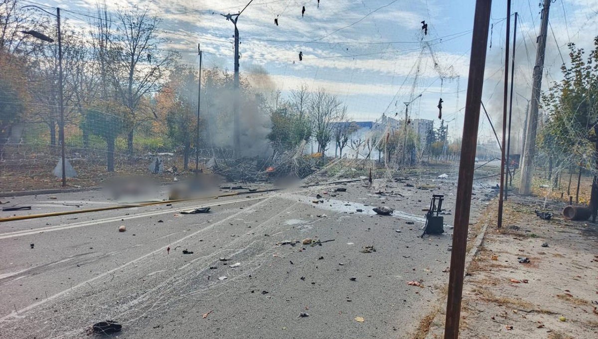RUSYA, UKRAYNA'NIN KRAMATORSK KENTİNDE OTOBÜS DURAĞINI VURMASI SONUCU 12 KİŞİ HAYATINI KAYBETTİ, 14 KİŞİ DE YARALANDI.