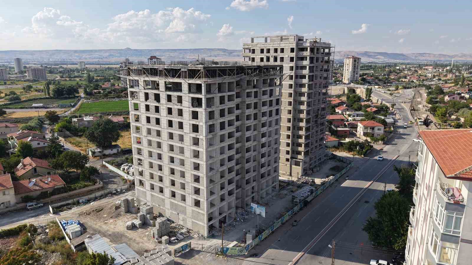 KAYSERİ BÜYÜKŞEHİR BELEDİYESİ’NİN KOCASİNAN İLÇESİ ALSANCAK MAHALLESİ’NDE HAYATA GEÇİRDİĞİ KENTSEL DÖNÜŞÜM PROJESİNDE ÇALIŞMALAR HIZ KESMEDEN SÜRÜYOR. 450 MİLYON TL YATIRIM BEDELİYLE YÜRÜTÜLEN PROJENİN BİRİNCİ ETABINDA İNŞAAT YÜZDE 60 SEVİYESİNE ULAŞIRKEN, İKİNCİ ETAPTA YIKIM ÇALIŞMALARINA VE UZLAŞMA GÖRÜŞMELERİNE BAŞLANDI.