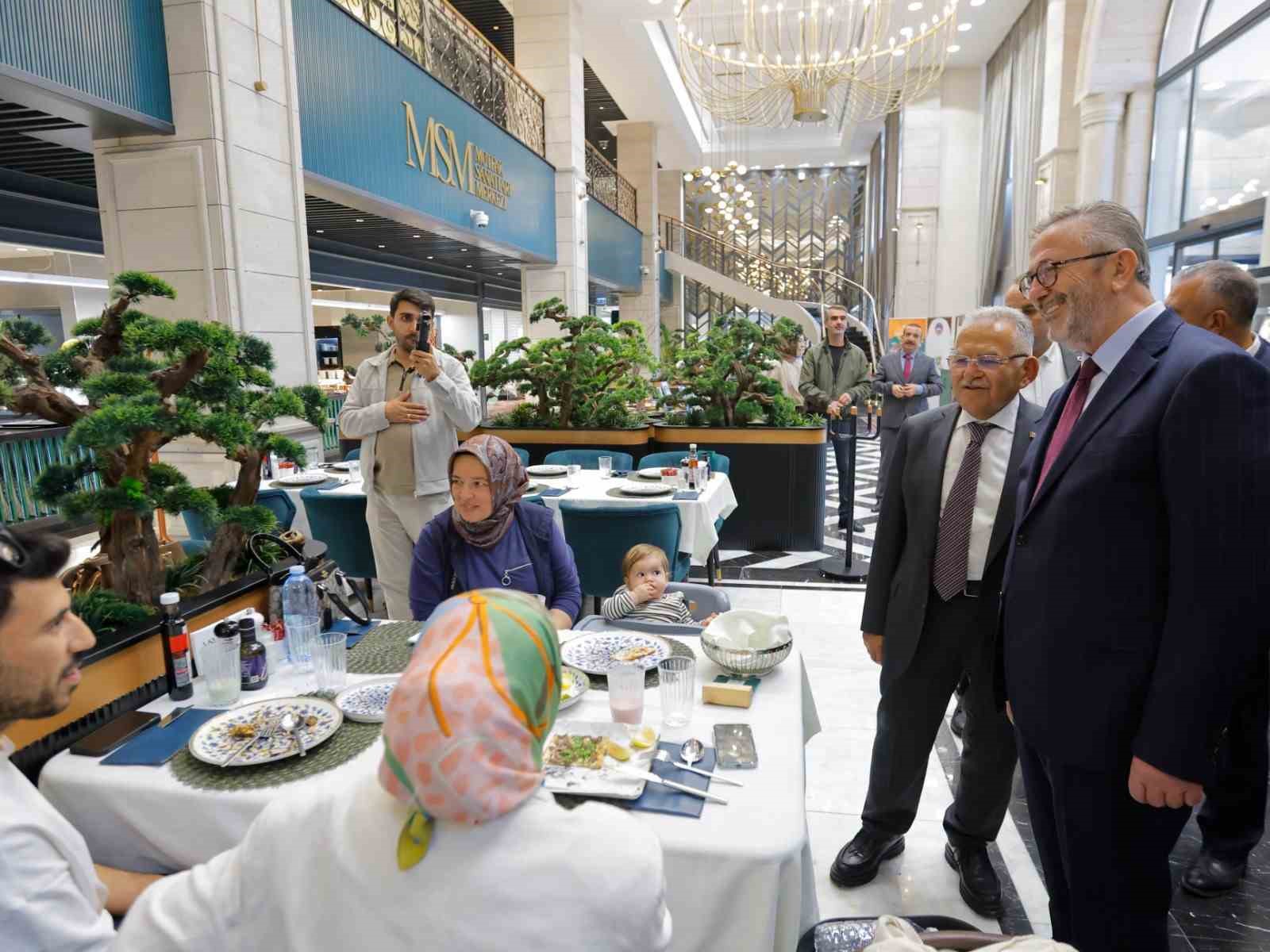 KAYSERİ BÜYÜKŞEHİR BELEDİYE BAŞKANI DR. MEMDUH BÜYÜKKILIÇ, KÜLTÜR VE TURİZM BAKAN YARDIMCISI DR. COŞKUN YILMAZ’I RECEP TAYYİP ERDOĞAN MİLLET BAHÇESİ’NDE AĞIRLADI.