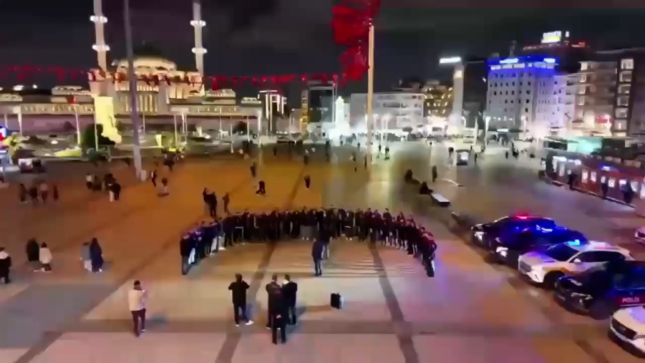 BEYOĞLU’NDA YERLİ VE YABANCI ZİYARETÇİLERİN HUZUR VE GÜVENLİĞİNİN SAĞLANMASINA YÖNELİK GERÇEKLEŞTİRİLEN DENETİMLERDE 610 KİŞİNİN GBT SORGUSU YAPILDI. ÇEŞİTLİ SUÇLARDAN ARANAN 11 ŞAHIS YAKALANIRKEN, TURİSTLERE YÖNELİK HANUTÇULUK YAPTIĞI BELİRLENEN 35 KİŞİ HAKKINDA İŞLEM UYGULANDI. DENETİMLERDE 10 İŞ YERİ KAPATILIRKEN, MEVZUATA AYKIRILIK TESPİT EDİLEN EĞLENCE MEKANLARINA TOPLAM 725 BİN TL İDARİ PARA CEZASI KESİLDİ.