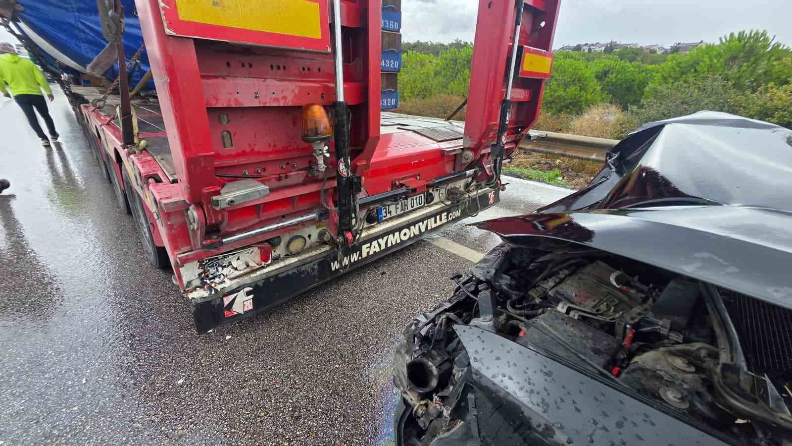 BANDIRMA’DA HAVA ÜSSÜ KAVŞAĞI’NDA RÜZGAR GÜLÜ GÖVDESİ TAŞIYAN AĞIR NAKLİYAT ARACINA OTOMOBİLİN ARKADAN ÇARPMASI SONUCU MEYDANA GELEN TRAFİK KAZASINDA 2’Sİ ÇOCUK 4 KİŞİ YARALANDI.