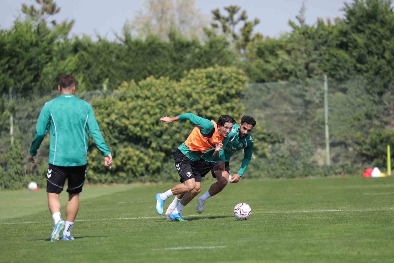 KONYASPOR, 11 EKİM PAZAR GÜNÜ BAŞAKŞEHİR FK İLE OYNAYACAĞI TRENDYOL SÜPER LİG 7. HAFTA MAÇI HAZIRLIKLARINA ÖĞLE SAATLERİNDE YAPTIĞI ANTRENMANLA DEVAM ETTİ.