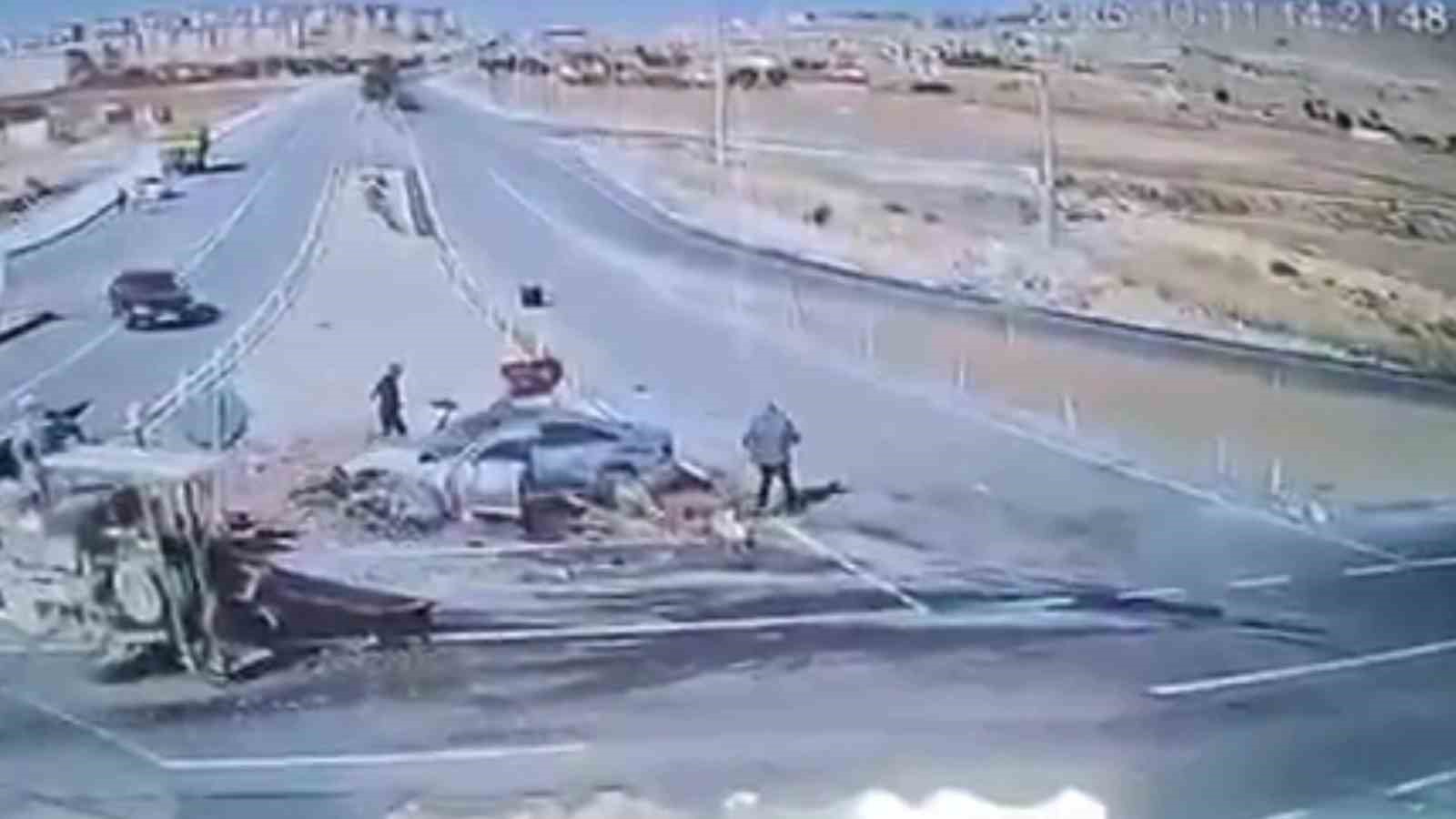 KAHRAMANMARAŞ’IN AFŞİN İLÇESİNDE MHP KAHRAMANMARAŞ MİLLETVEKİLİ ZUHAL KARAKOÇ’UN DA YARALANDIĞI, 1 KİŞİNİN HAYATINI KAYBETTİĞİ TRAFİK KAZASININ GÜVENLİK KAMERASI GÖRÜNTÜLERİ ORTAYA ÇIKTI. GÖRÜNTÜLERDE İKİ ARACIN KAVŞAKTA ÇARPIŞTIĞI ANLAR YER ALDI.