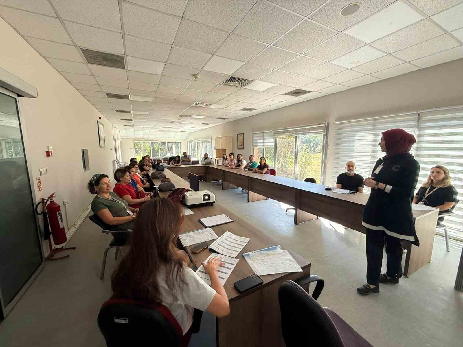 AYDIN ATATÜRK DEVLET HASTANESİ’NDE GÖREV YAPAN TIBBİ SEKRETER VE HASTA KARŞILAMA ÇALIŞANLARINA YÖNELİK HİZMET İÇİ EĞİTİM PROGRAMI DÜZENLENDİ. EĞİTİMLERDE AFET VE ACİL DURUM YÖNETİMİNDEN YANGIN SÖNDÜRÜCÜLERİNİN KULLANIMINA, HASTA HAKLARINDAN KİŞİLERARASI İLETİŞİME KADAR FARKLI BAŞLIKLAR ELE ALINDI.