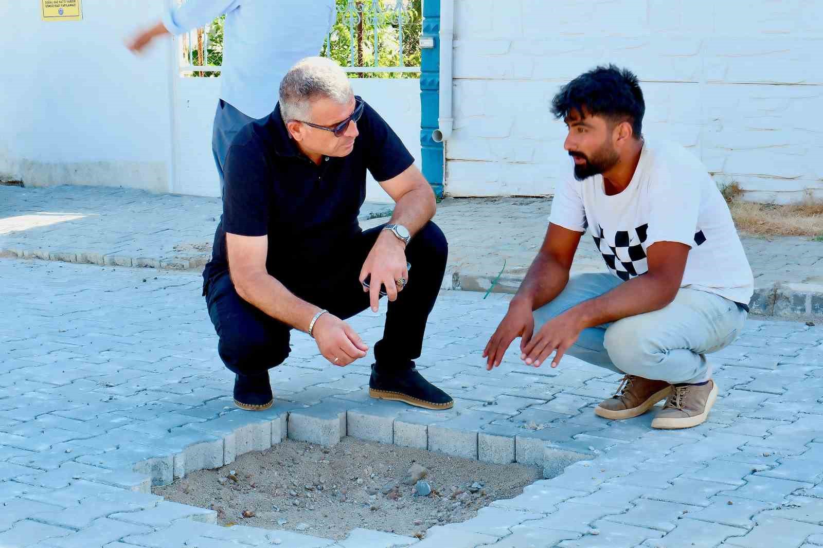 KARABİGA BELEDİYE BAŞKANI AHMET ELBİ, KARABİGA BELDESİNDE KÖY VE MAHALLE MUHTARLARIYLA BİR ARAYA GELDİĞİ TOPLANTIDA, KARABİGA'YA 7 YILDA YAPILAN YATIRIMLARI VE DEVAM EDEN ÇALIŞMALARI ANLATTI. (ARŞİV FOTO)