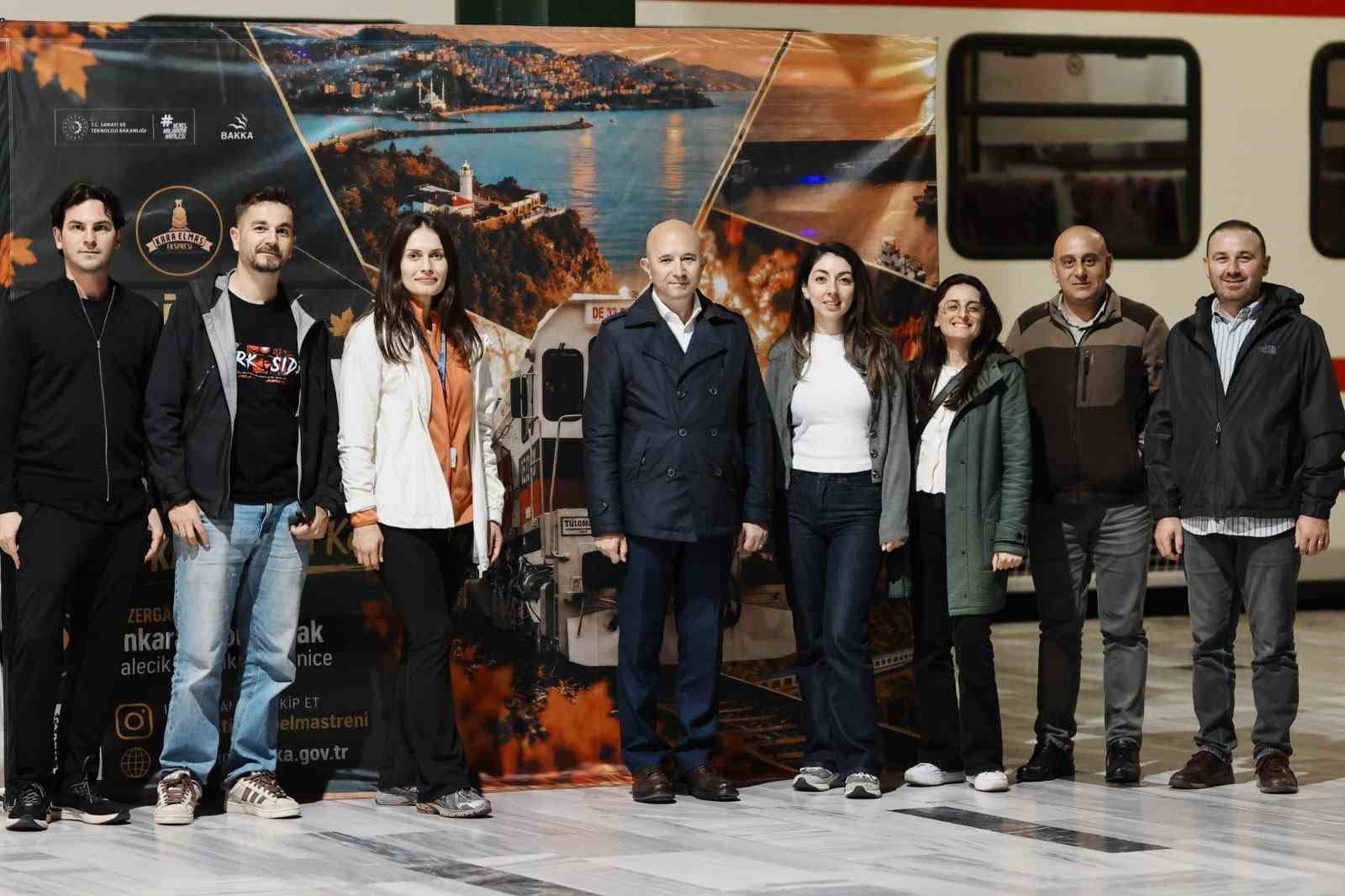 TURİSTİK KARAELMAS EKSPRESİNİN YOLCULARI, MOLA VERDİKLERİ KARABÜK'ÜN YENİCE İLÇESİNDEKİ IHLAMUR SEYİR TERASINDAKİ DOĞA MANZARASINA HAYRAN KALDI.