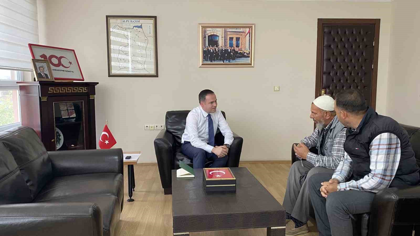 ESKİŞEHİR ALPU KAYMAKAMI TAHA FURKAN SÖNMEZEL, ŞEHİT AİLELERİNİ MAKAMINDA KABUL ETTİ.
