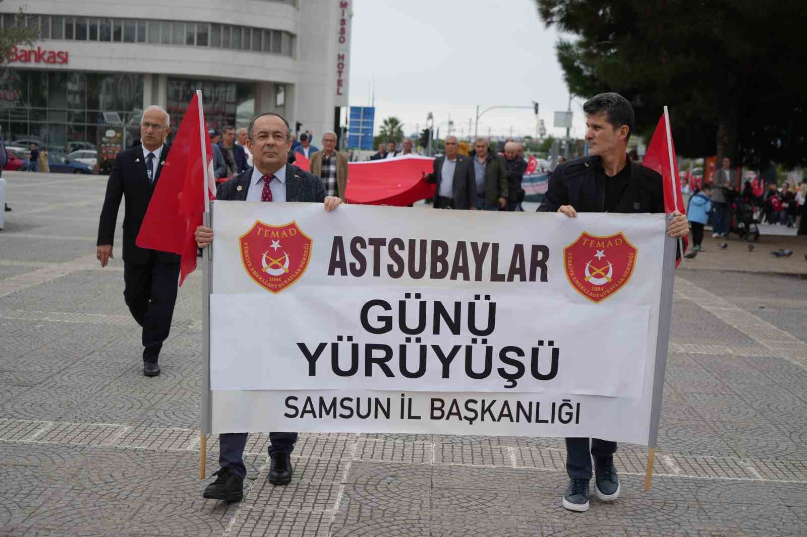 SAMSUN'DA 17 EKİM ASTSUBAYLAR GÜNÜ DOLAYISIYLA YÜRÜYÜŞ DÜZENLEYEN EMEKLİ ASTSUBAYLAR, TAZMİNAT VE ÖZLÜK HAKLARININ İYİLEŞTİRİLMESİNİ İSTEDİ.