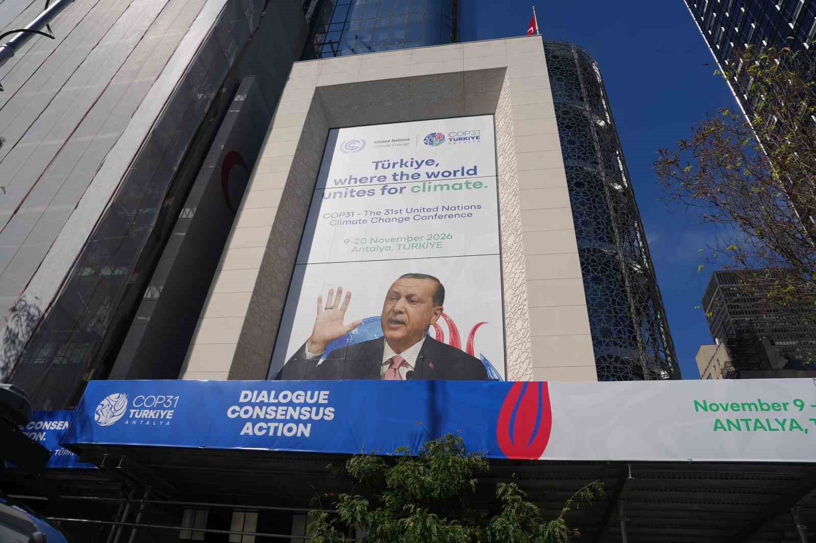 GENEL KURUL HAFTASI KAPSAMINDA CUMHURBAŞKANI RECEP TAYYİP ERDOĞAN'IN BM KÜRSÜSÜNDEKİ GÖRSELLERİNİN BULUNDUĞU "DÜNYANIN GELECEĞİ TÜRKİYE'DE" BAŞLIKLI COP31 TANITIM AFİŞLERİ TÜRKEVİ BİNASINA ASILDI.