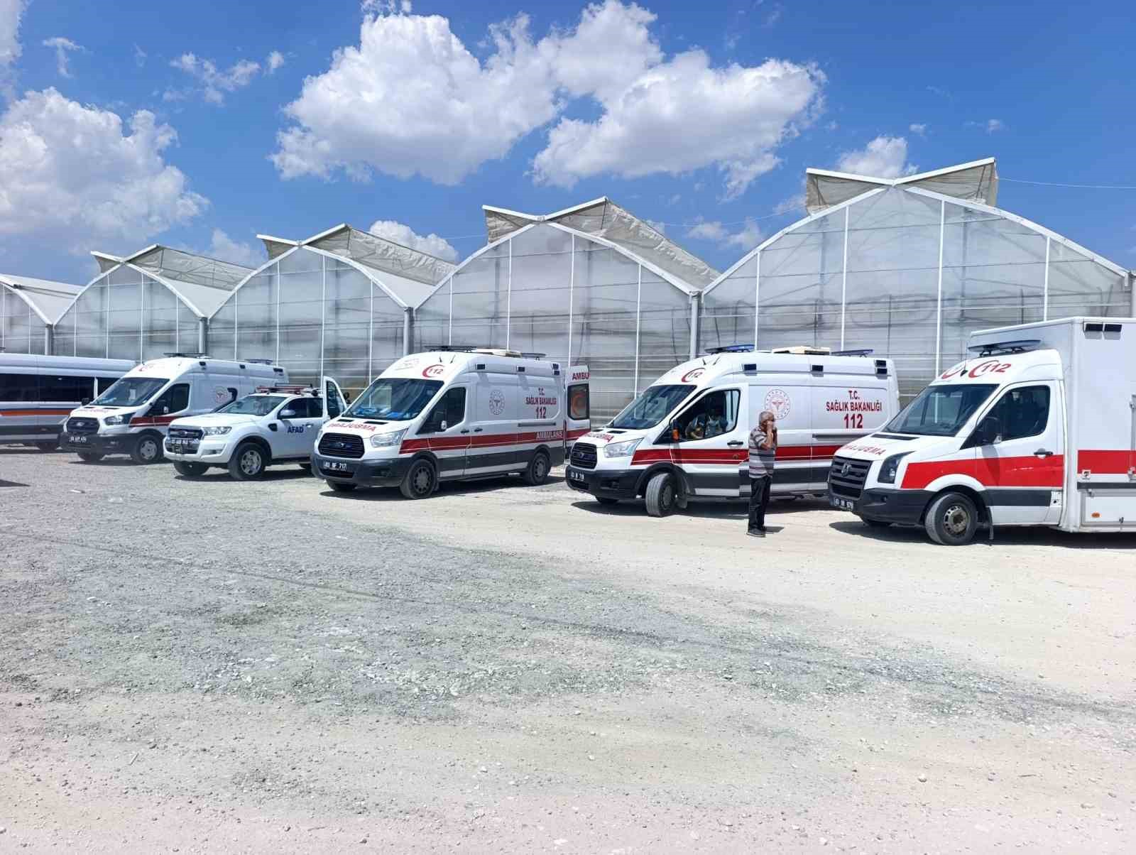AFYONKARAHİSAR'DAKİ BİR SERADA YAPILAN İLAÇLAMA SIRASINDA, İLK BELİRLEMEYERE GÖRE YAKLAŞIK 40 KİŞİNİN ZEHİRLENDİĞİ, 10 KİŞİNİN HASTANEYE KALDIRILDIĞI BİLDİRİLDİ.