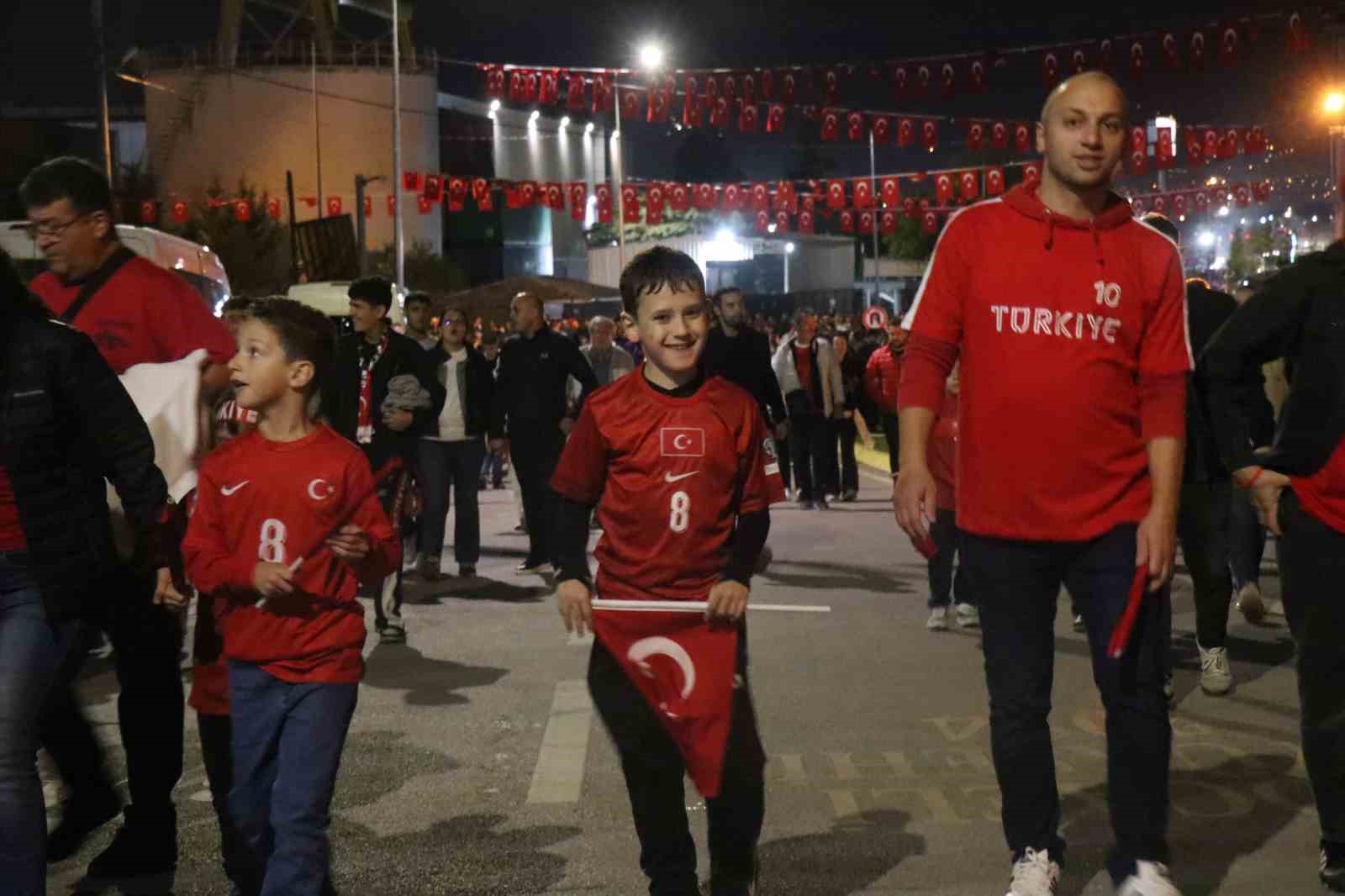 UEFA ULUSLAR A LİGİ 1. GRUP'TAKİ İLK MAÇINDA A MİLLİ FUTBOL TAKIMIN, KOCAELİ STADYUMU'NDA FRANSA İLE KARŞI KARŞIYA GELECEĞİ MAÇA DAKİKALAR KALA, STADYUM GİRİŞİNDE BİNLERCE TARAFTAR RENKLİ GÖRÜNTÜLER OLUŞTURDU.