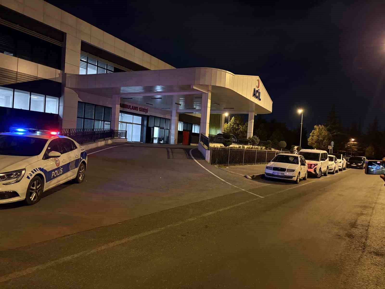 KAYSERİ’NİN MELİKGAZİ İLÇESİNDE İKİ KİŞİ ARASINDA ÇIKAN KAVGADA 1 KİŞİ BIÇAKLANARAK, YARALANDI. BIÇAKLANAN ŞAHSIN OTOMOBİLİ DE KAVGADA ZARAR GÖRÜRKEN, EKİPLER ŞÜPHELİYİ YAKALAMAK İÇİN ÇALIŞMA BAŞLATTI.