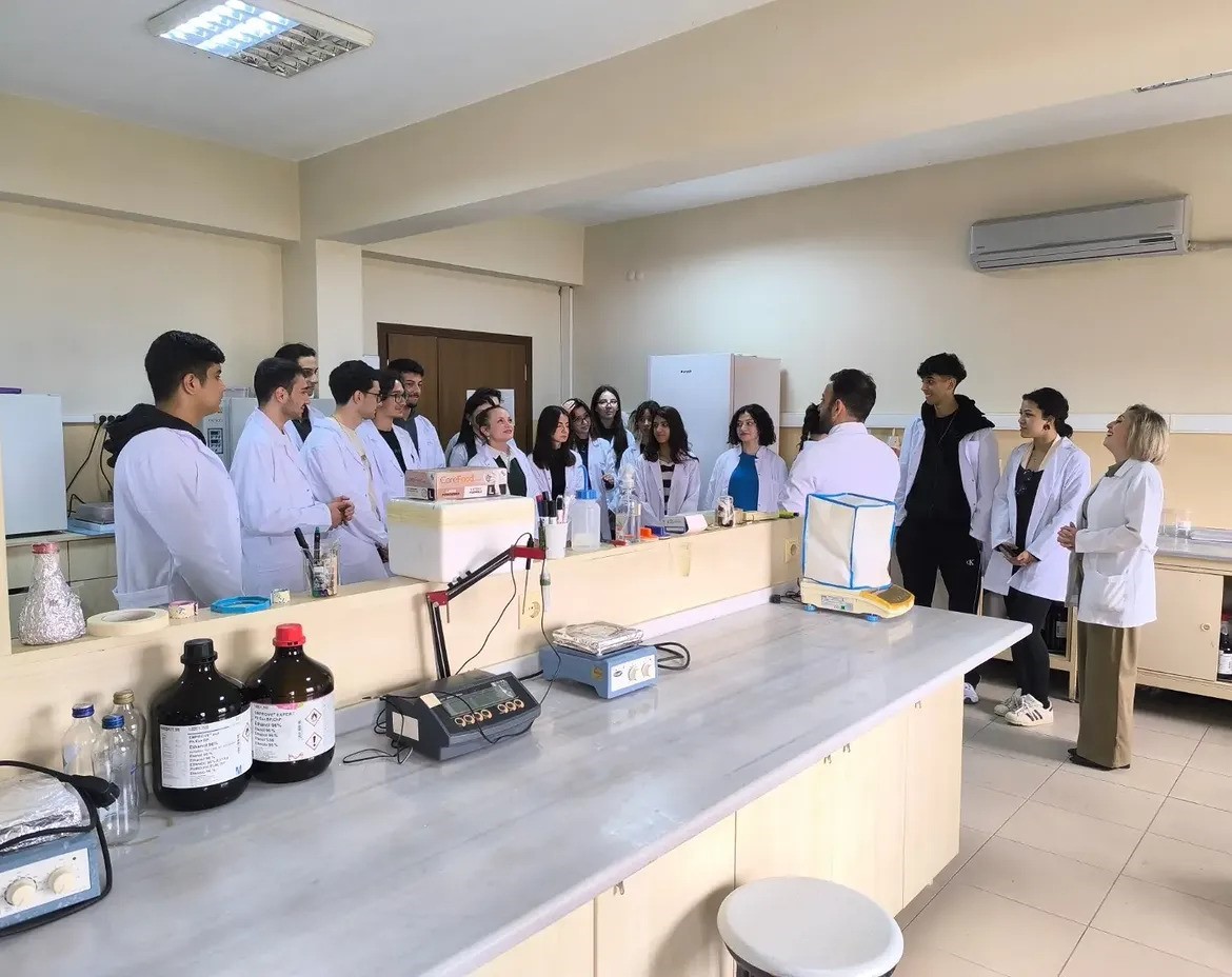 SİNOP ÜNİVERSİTESİ FEN EDEBİYAT FAKÜLTESİ BİYOLOJİ BÖLÜMÜ 1. SINIF ÖĞRENCİLERİ, DÜZENLENEN ORYANTASYON VE TANITIM ETKİNLİĞİ KAPSAMINDA BÖLÜM ARAŞTIRMA LABORATUVARLARINI ZİYARET ETTİ.