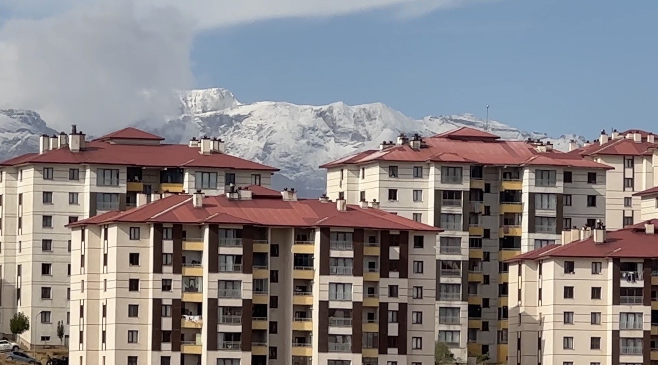 HAKKARİ'NİN YÜKSEKOVA İLÇESİNDE ETKİLİ OLAN SOĞUK HAVA VE YAĞIŞ, YÜKSEK KESİMLERDE KAR YAĞIŞINI BERABERİNDE GETİRDİ.