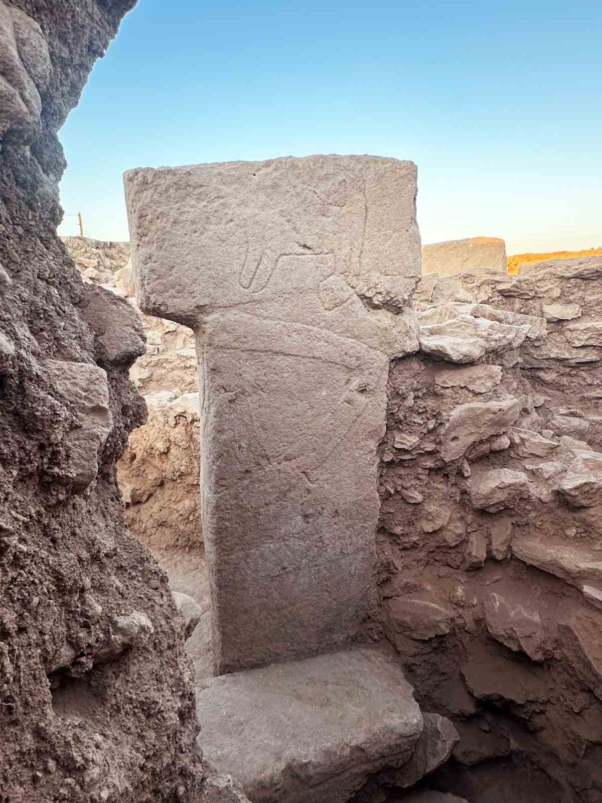 KARAHANTEPE, MİTLERİN KÖKENİNE IŞIK TUTAN BİLGİLERİN YANI SIRA MERDİVEN VE PENCERE GİBİ MİMARİ UNSURLARIN BİLİNEN EN ERKEN ÖRNEKLERİNİ BARINDIRIYOR