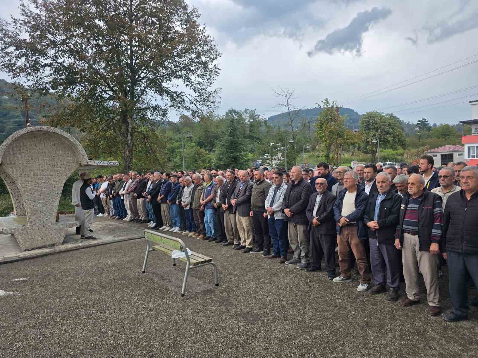ORDU'NUN KORGAN İLÇESİNDE, İKİ GÜN ÖNCE ÇIKAN BIÇAKLI KAVGADA OĞLUNU KAYBEDEN, ARDINDAN HUSUMETLİ OLDUĞU AİLEDEN BİR KADIN TARAFINDAN TABANCAYLA VURULARAK ÖLDÜRÜLEN NEZAKET ARTÇA (62), SON YOLCULUĞUNA UĞURLANDI.